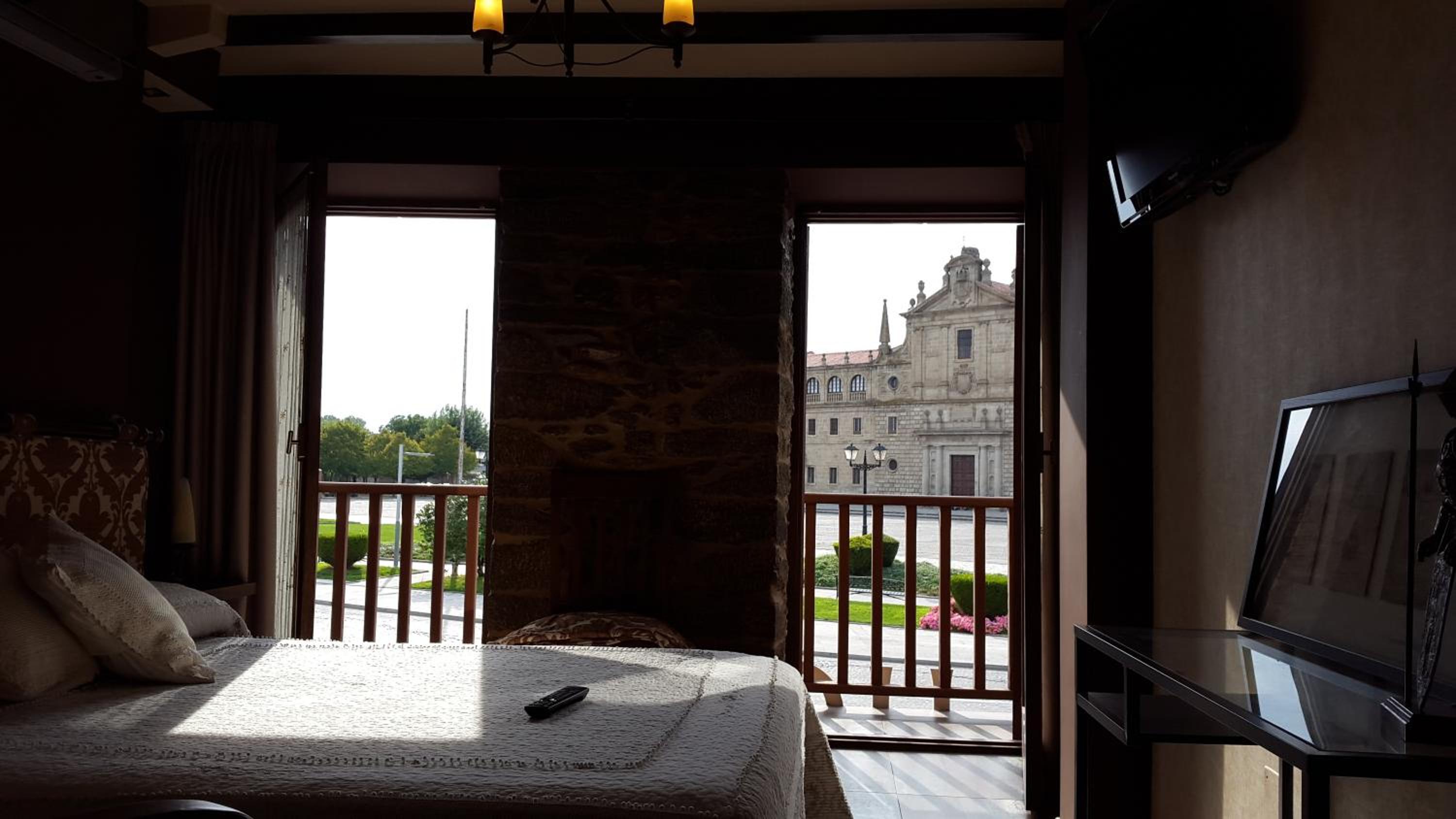 Deluxe Double Room with Balcony photo 3