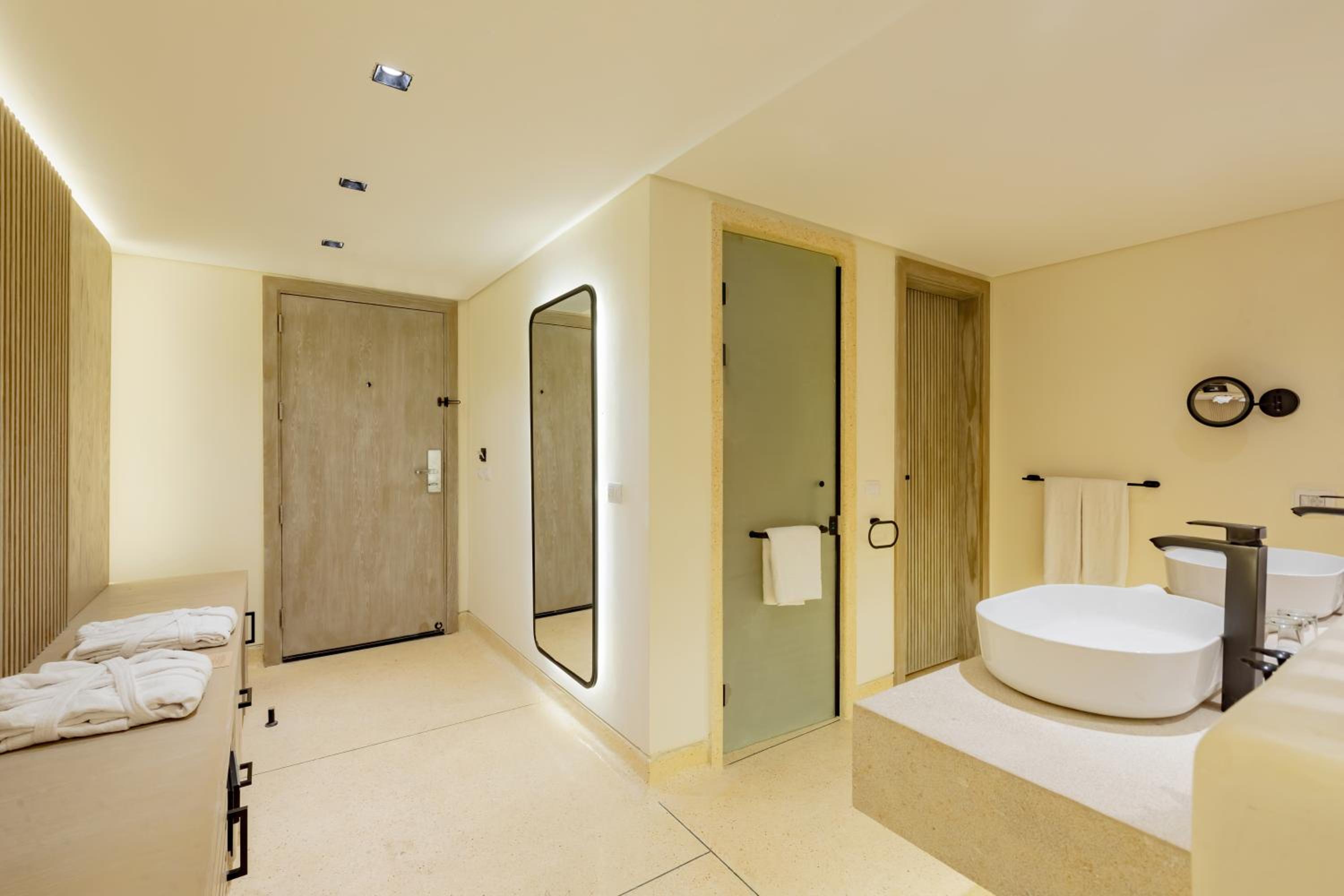 Junior Pool Suite photo 3