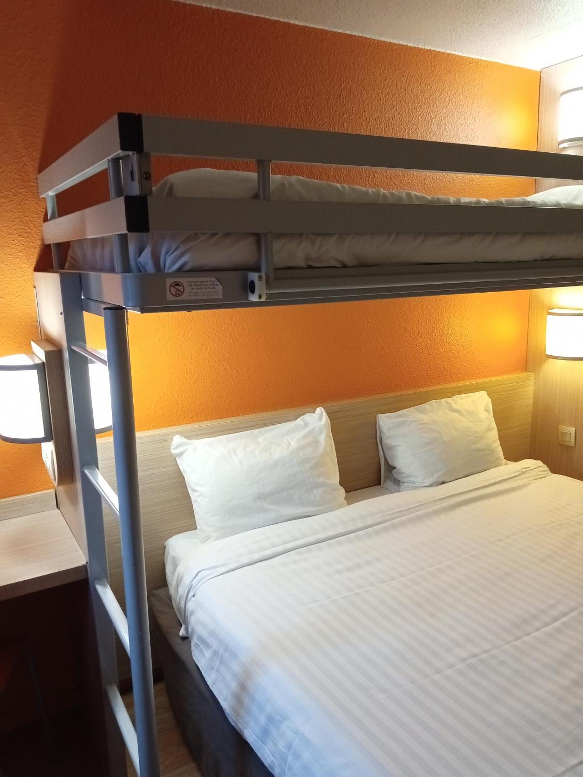 Triple Room (1 Double Bed + 1 Single Bed) photo 1