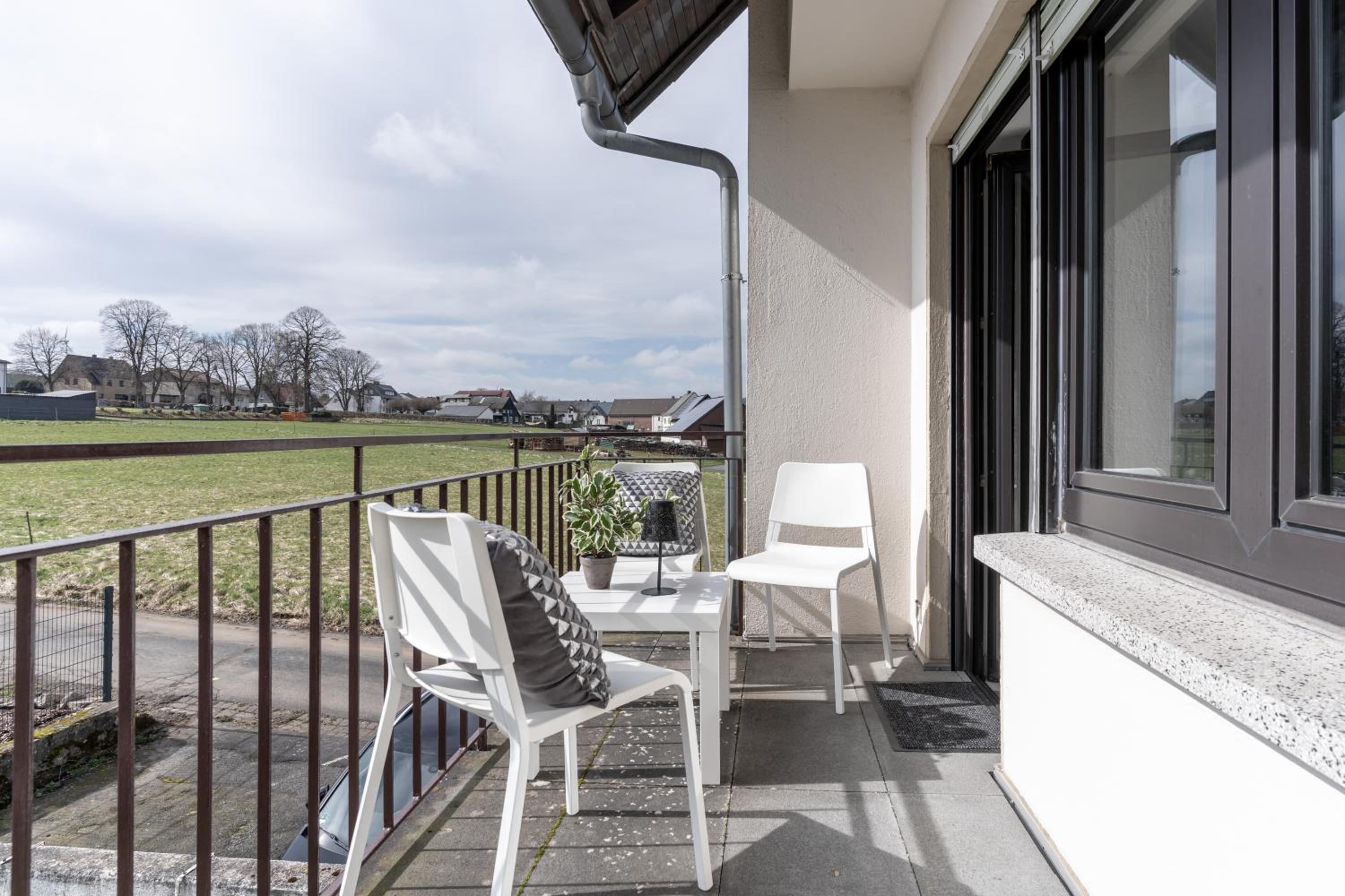 Four-Bedroom Apartment with Balcony  photo 3