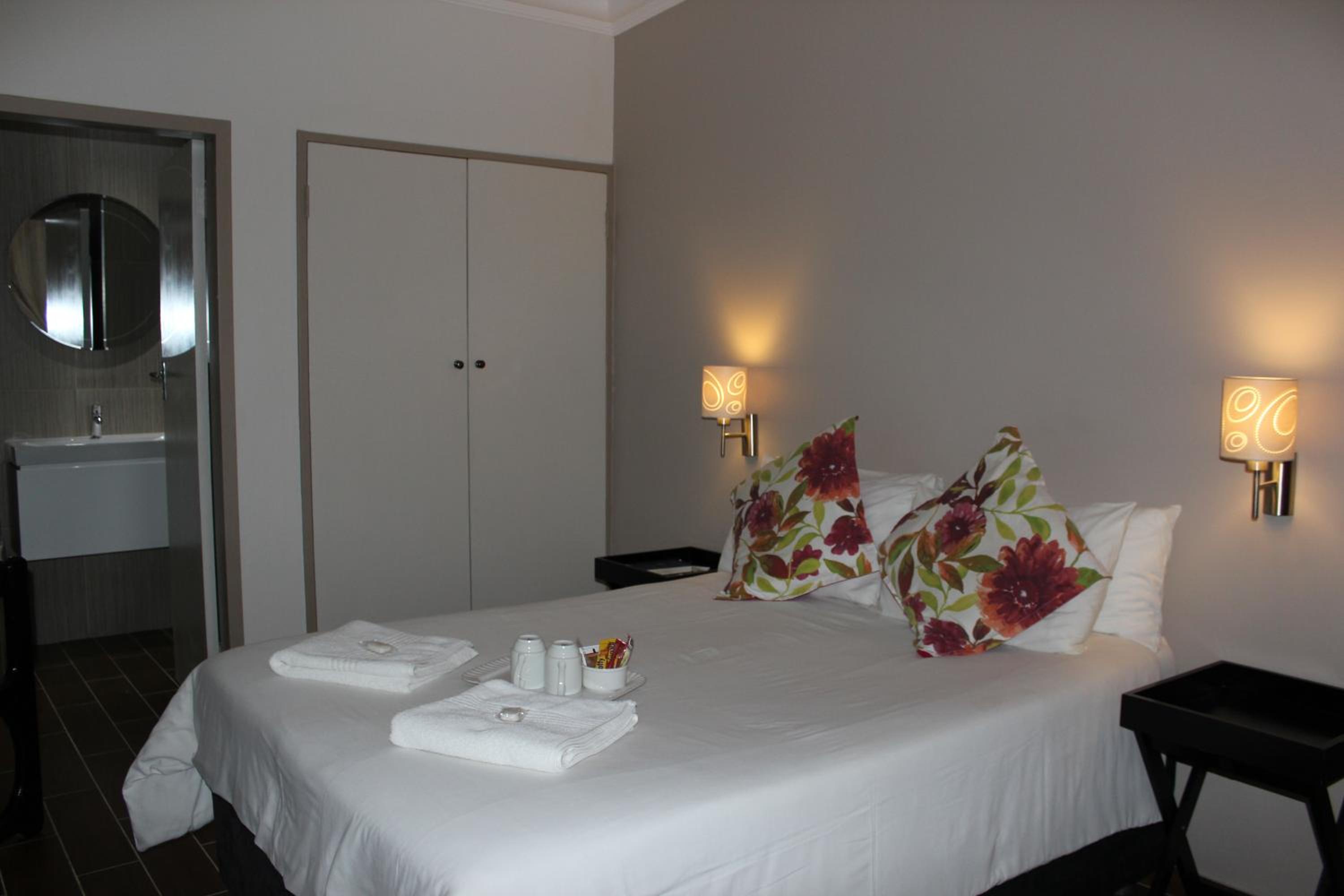 Deluxe Double Room with Bath - Photo 9