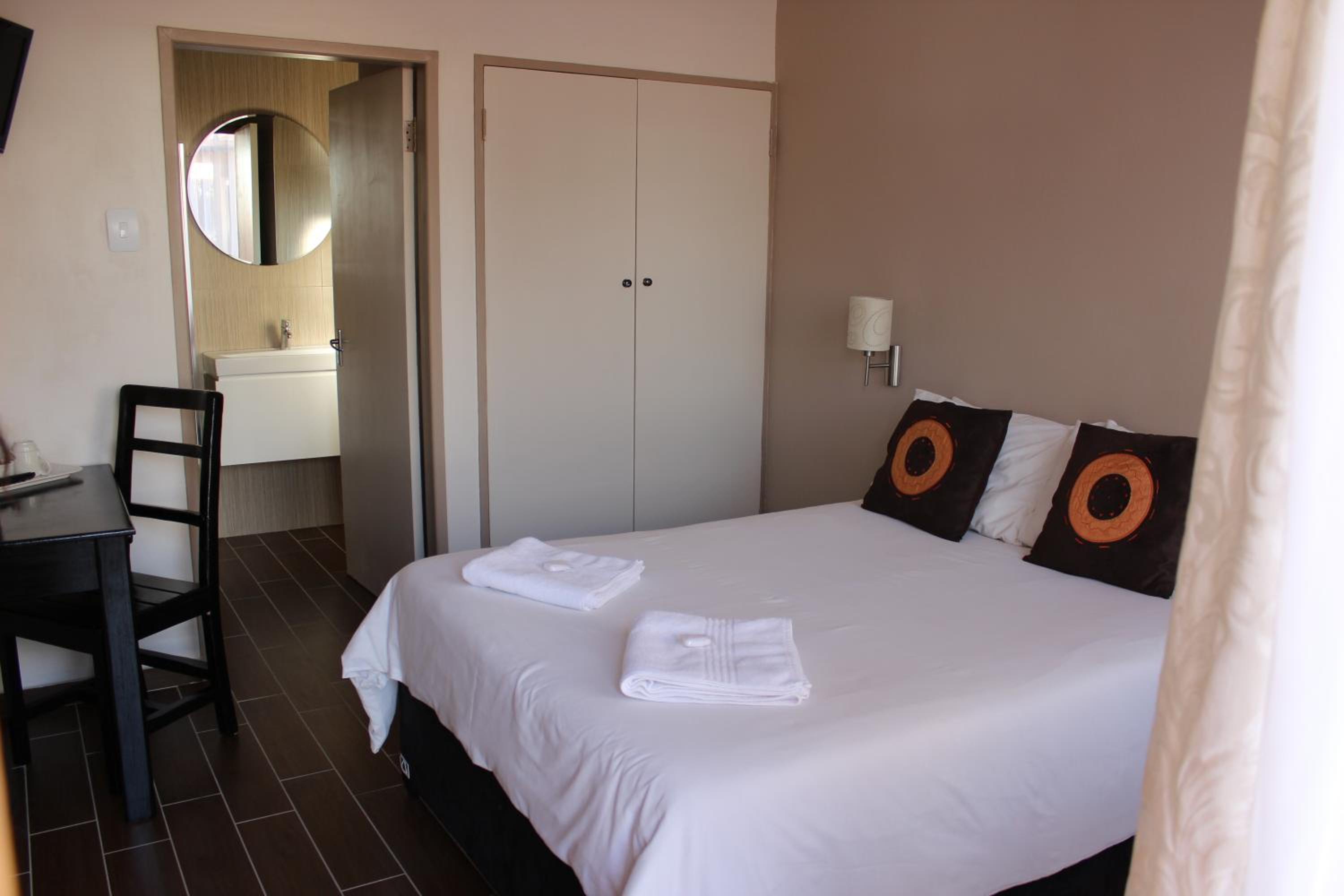 Deluxe Double Room with Bath - Photo 2