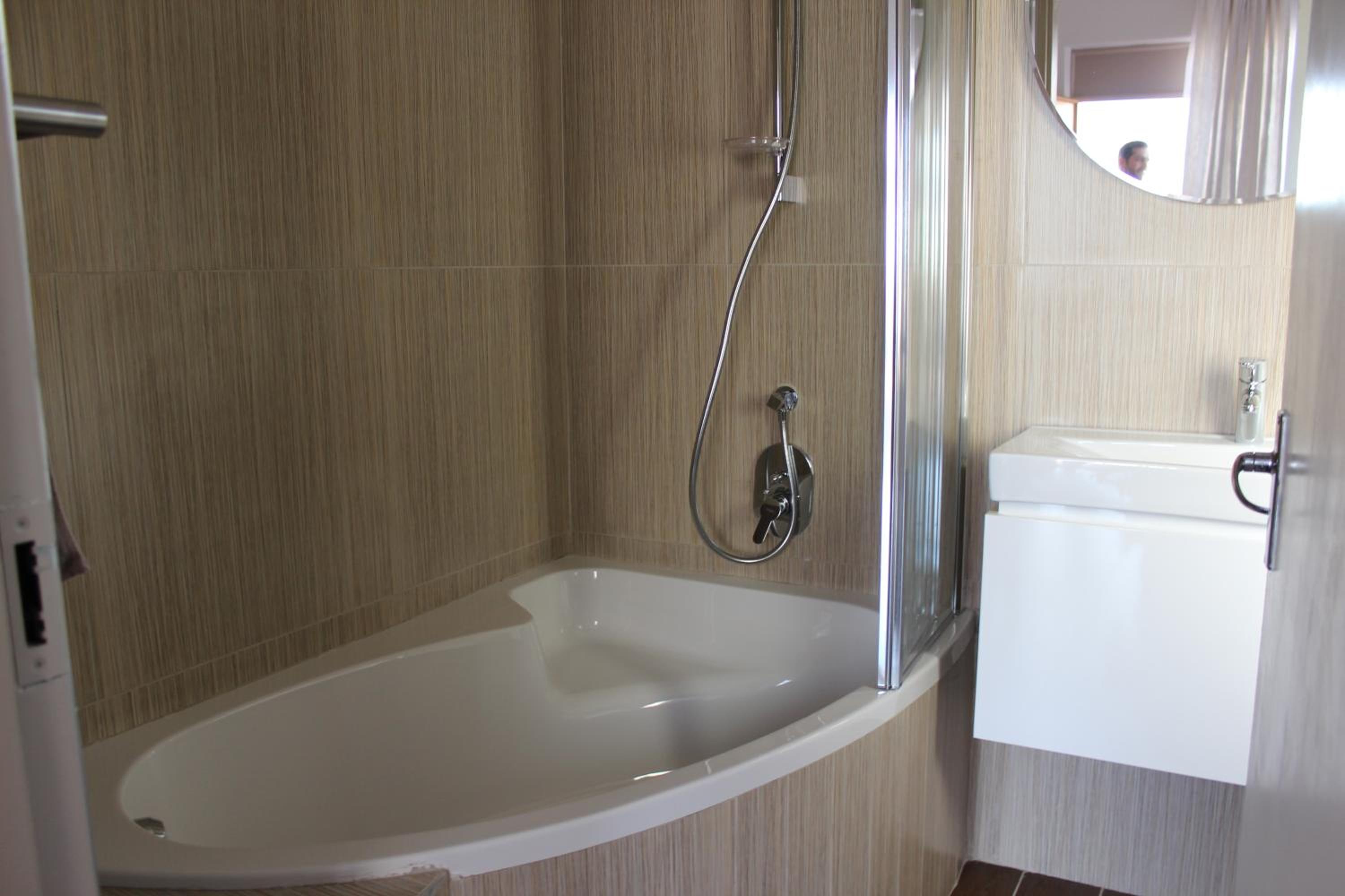 Deluxe Double Room with Bath - Photo 3
