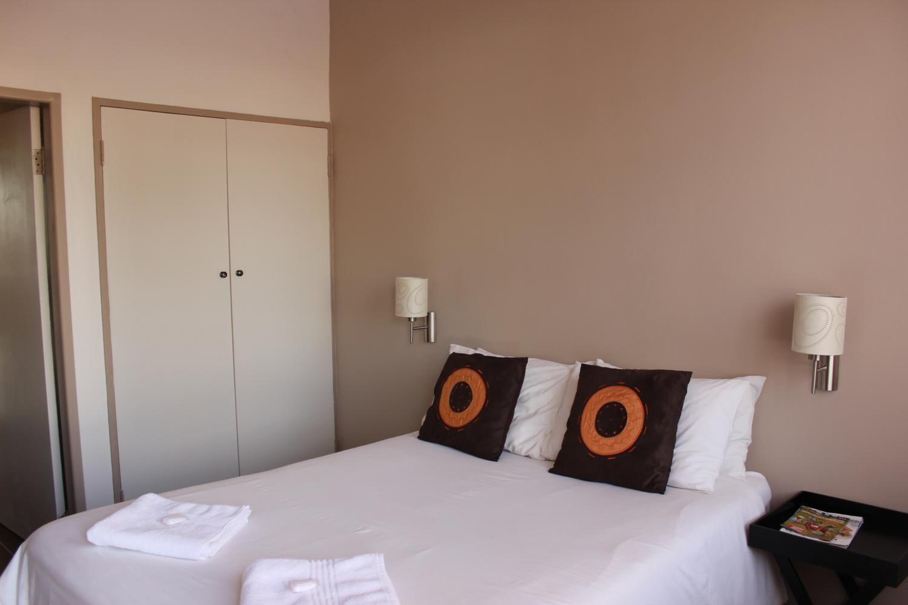 Deluxe Double Room with Bath - Photo 12