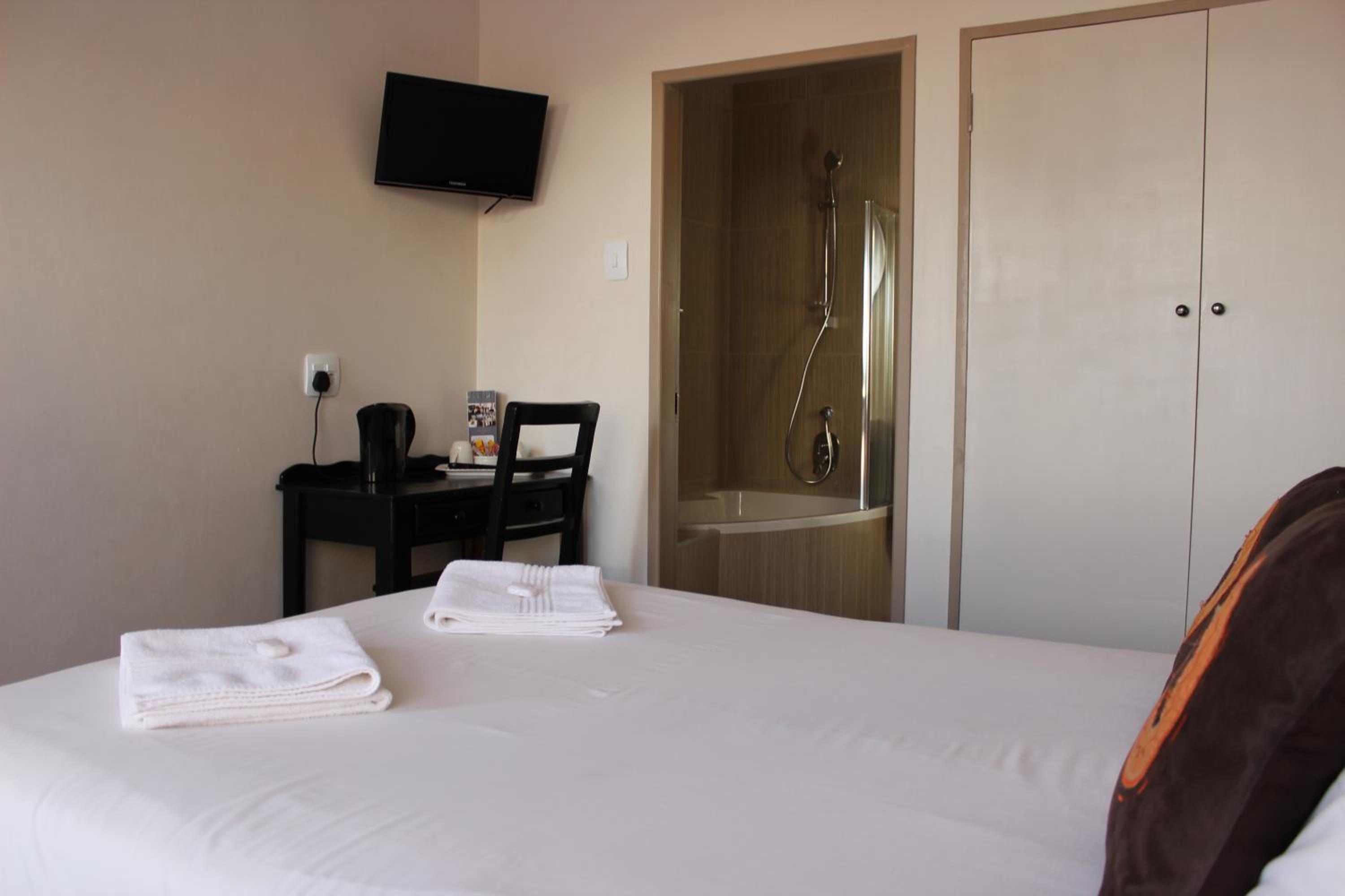 Deluxe Double Room with Bath - Photo 4