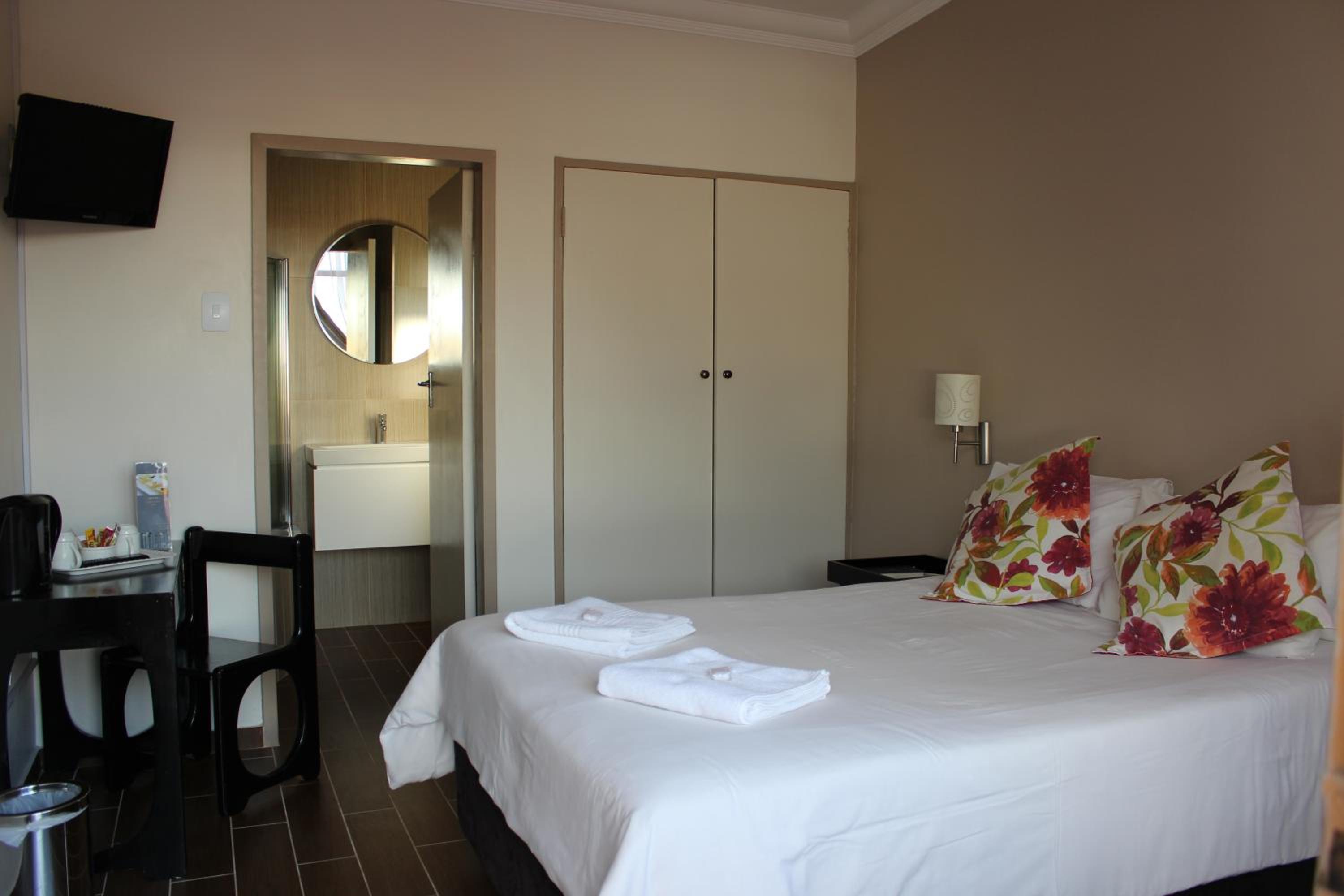Deluxe Double Room with Bath - Photo 1