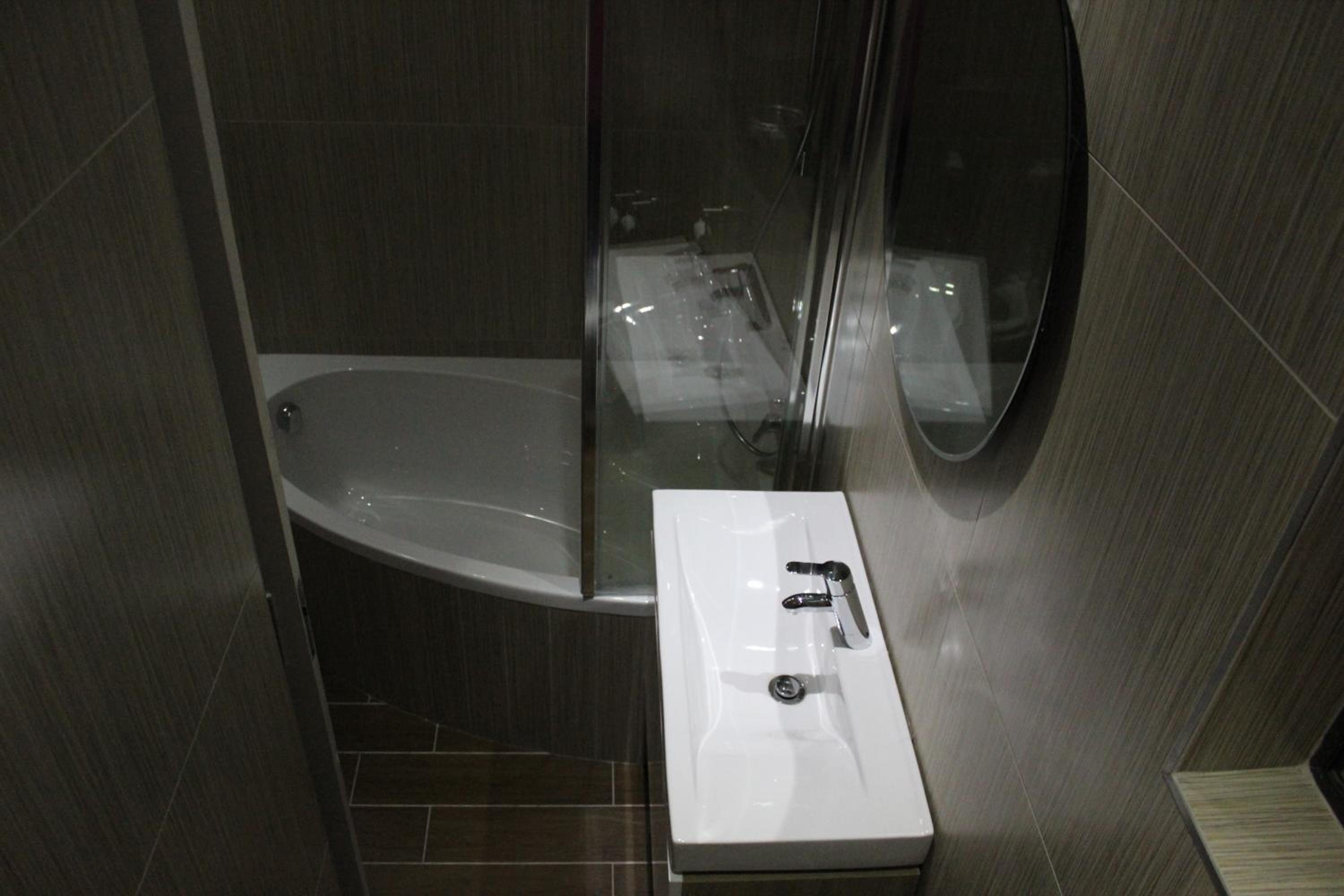 Deluxe Double Room with Bath - Photo 10