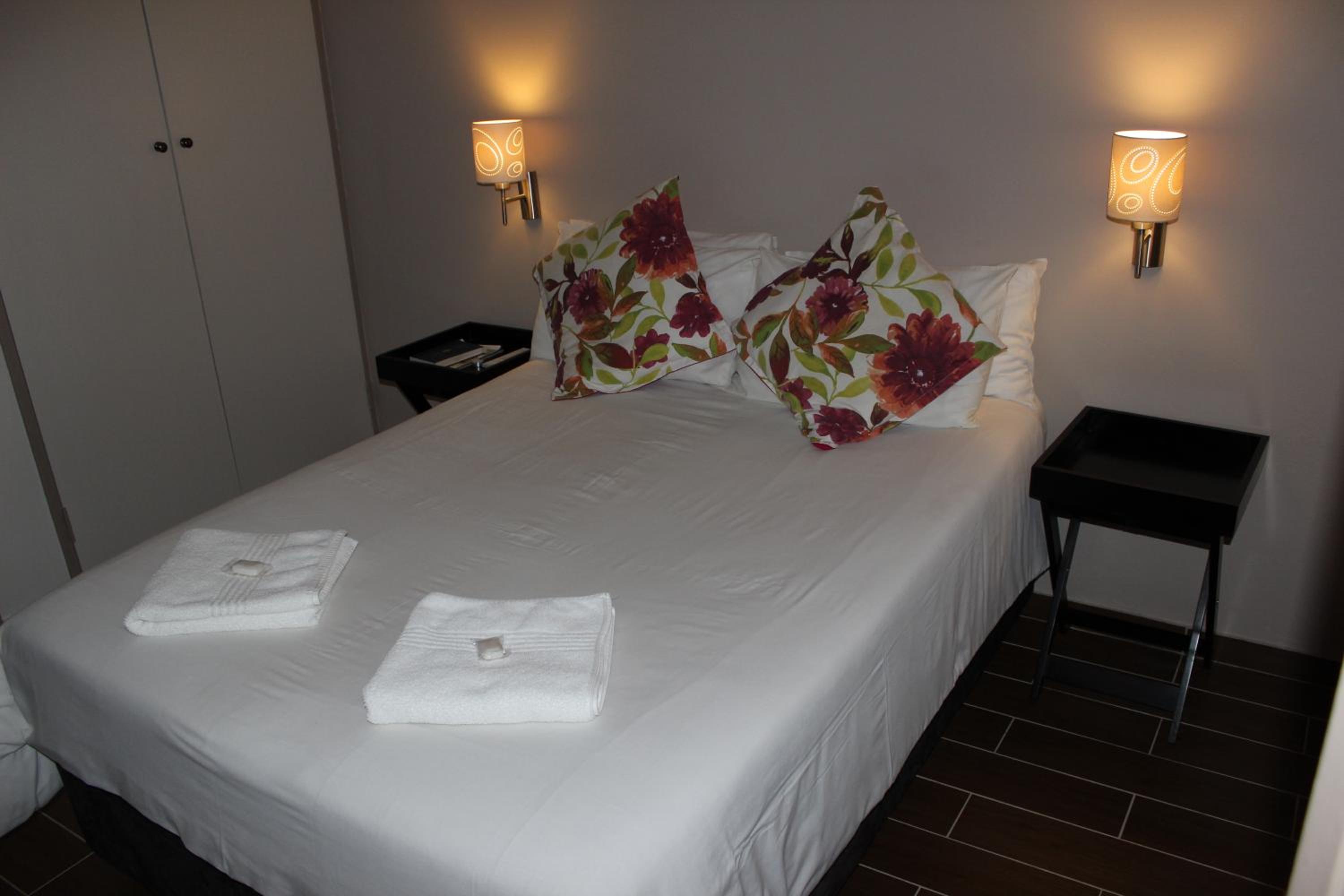 Deluxe Double Room with Bath - Photo 11
