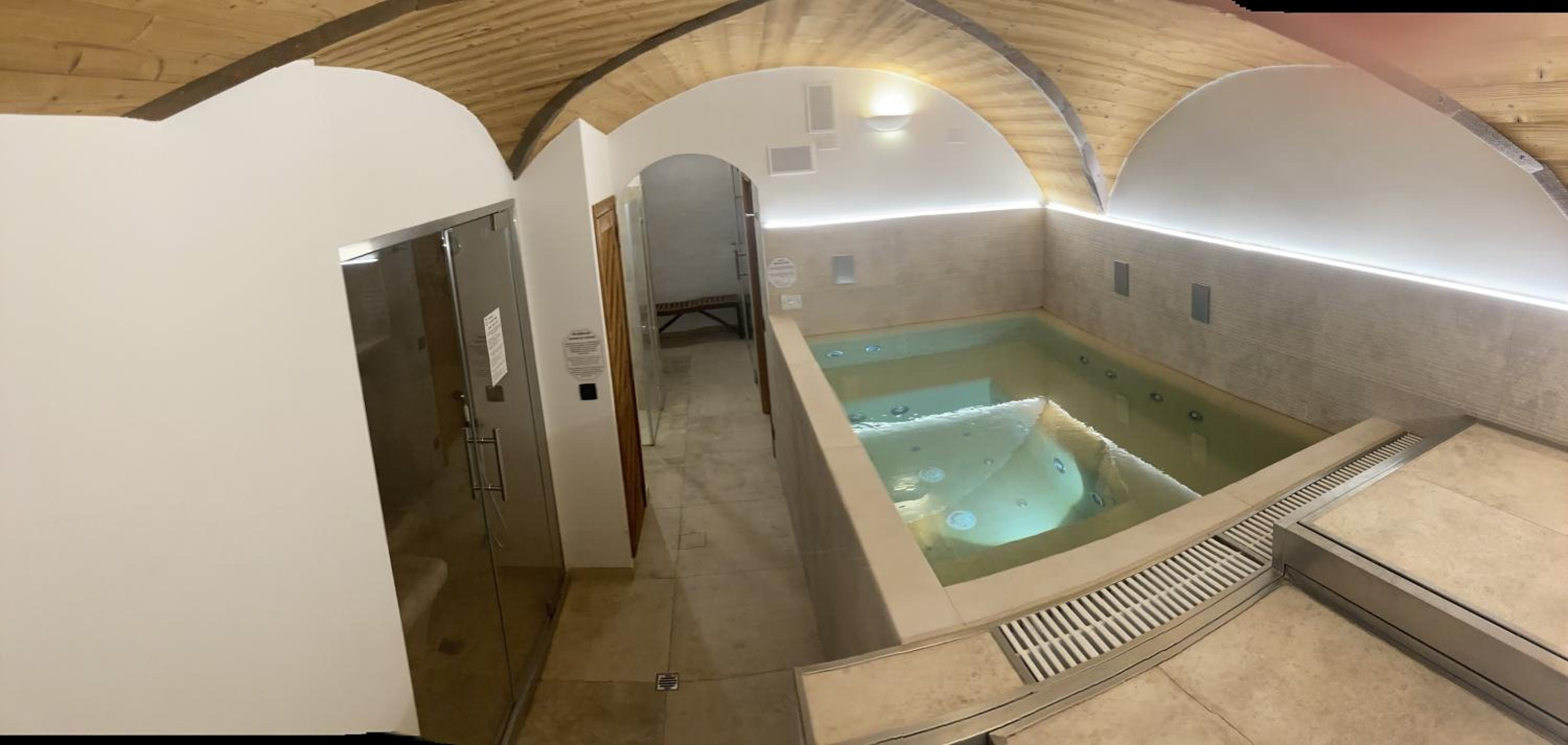 Superior One-Bedroom Apartment with Mountain View photo 2