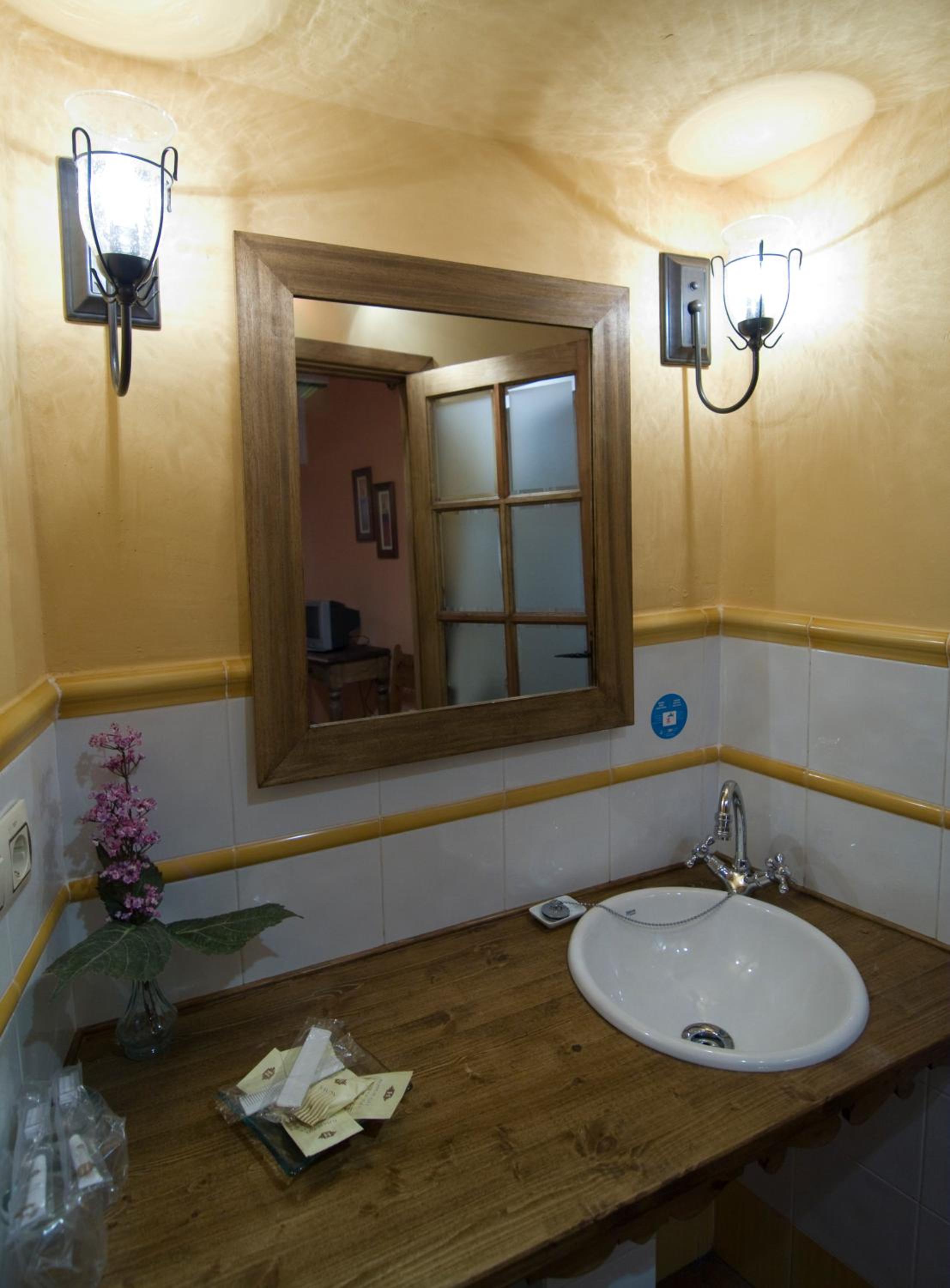 Double or Twin Room - Photo 33