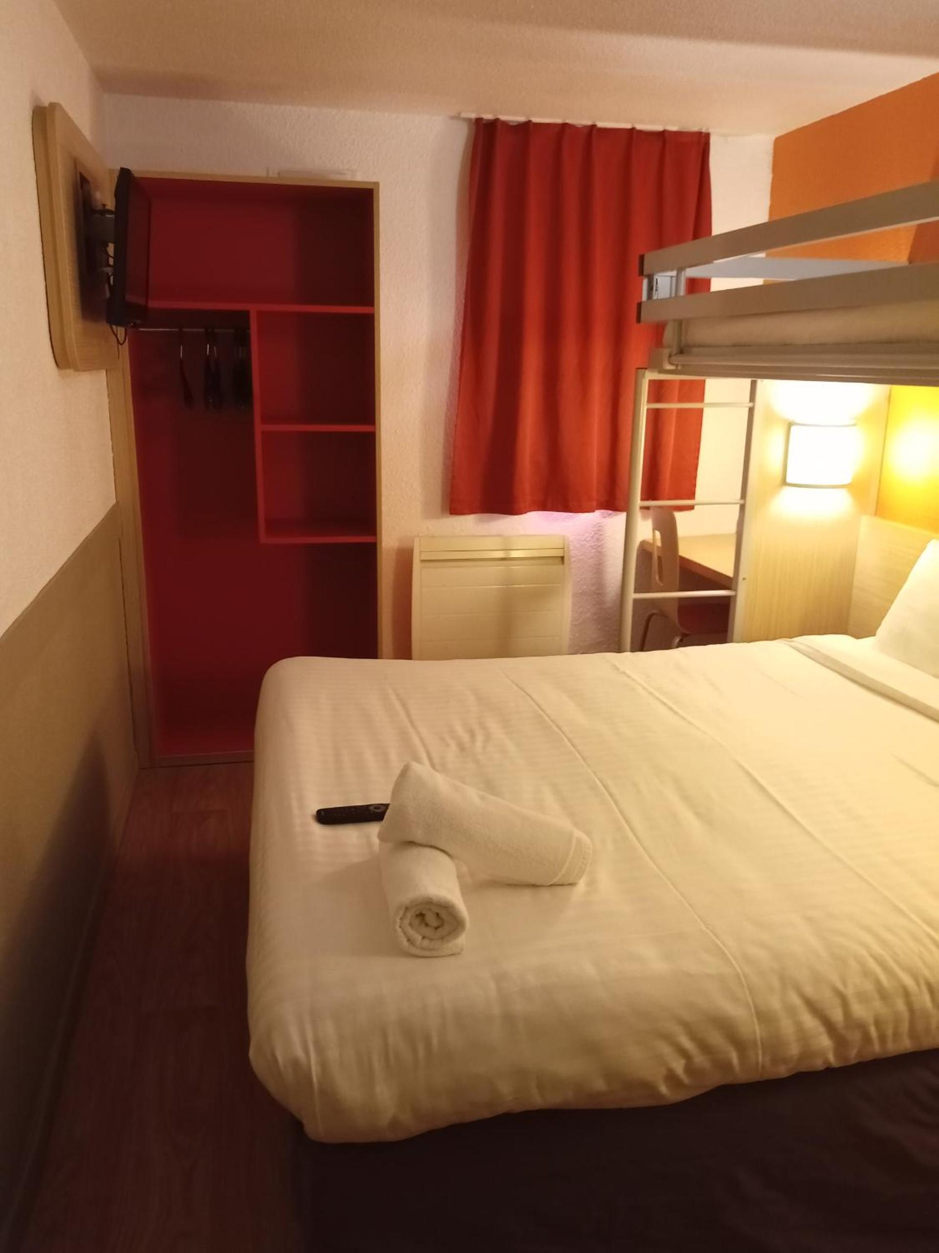 Triple Room (1 Double Bed + 1 Single Bed) photo 3