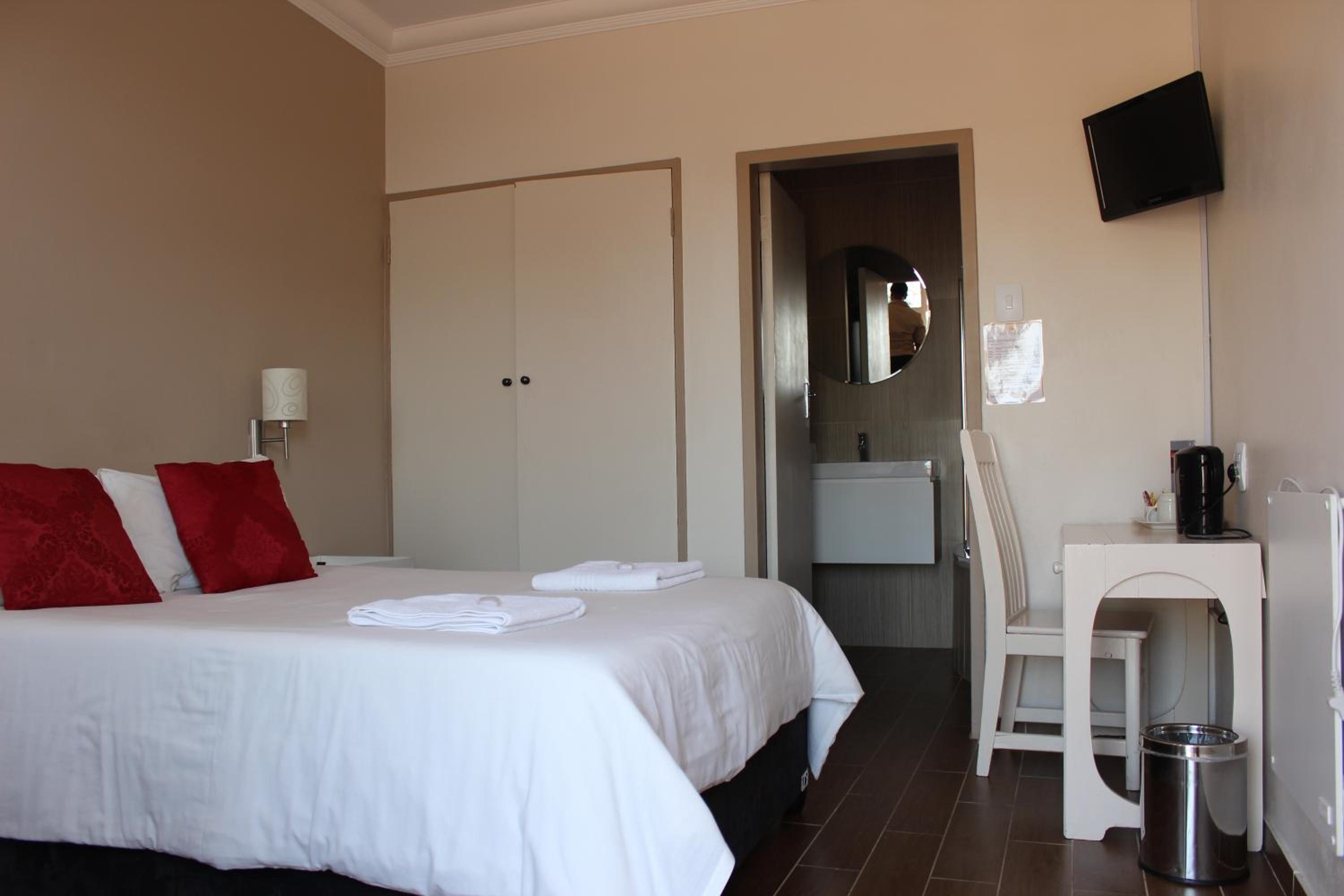 Deluxe Double Room with Bath - Photo 5