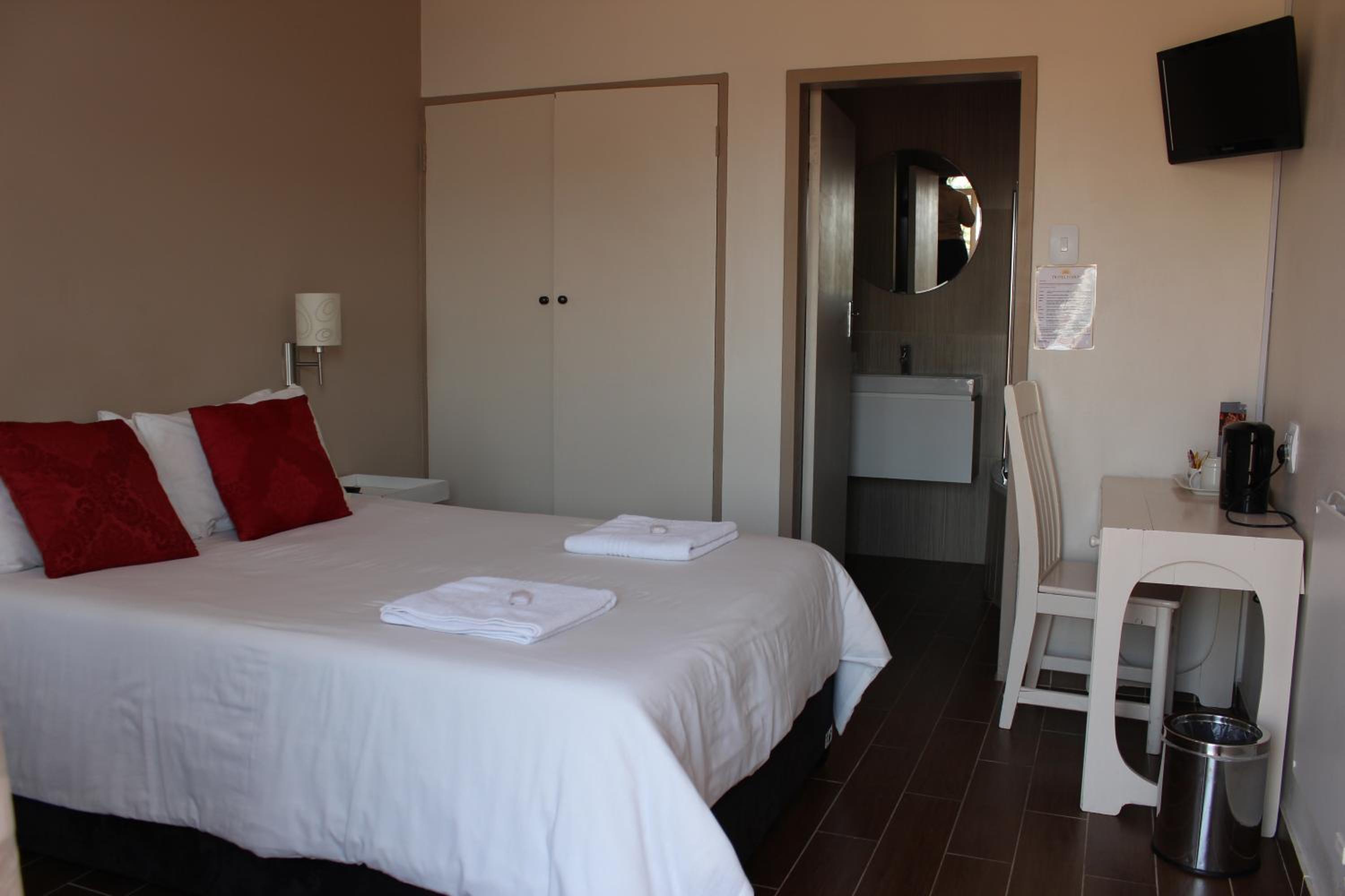 Deluxe Double Room with Bath - Photo 6