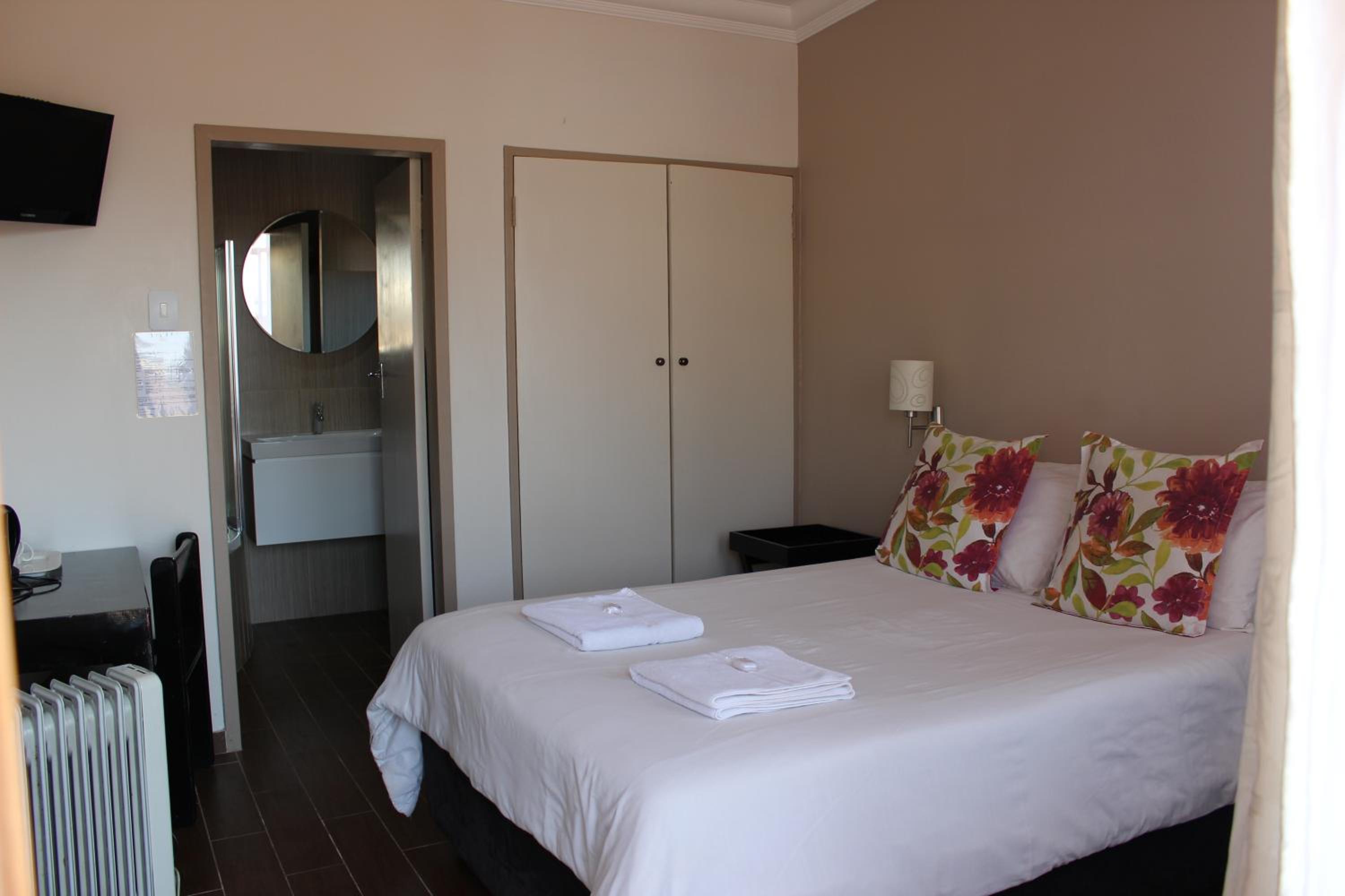 Deluxe Double Room with Bath - Photo 7
