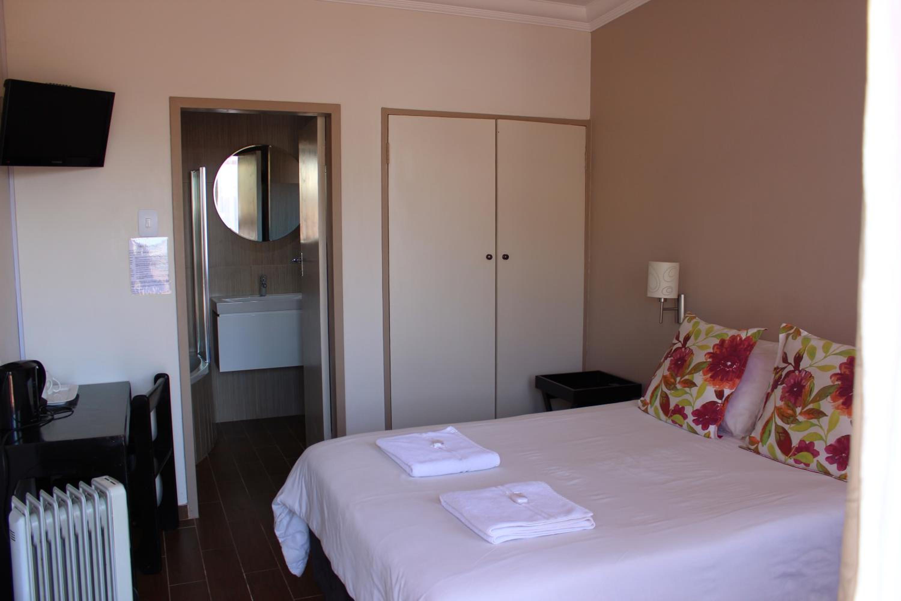 Deluxe Double Room with Bath - Photo 8
