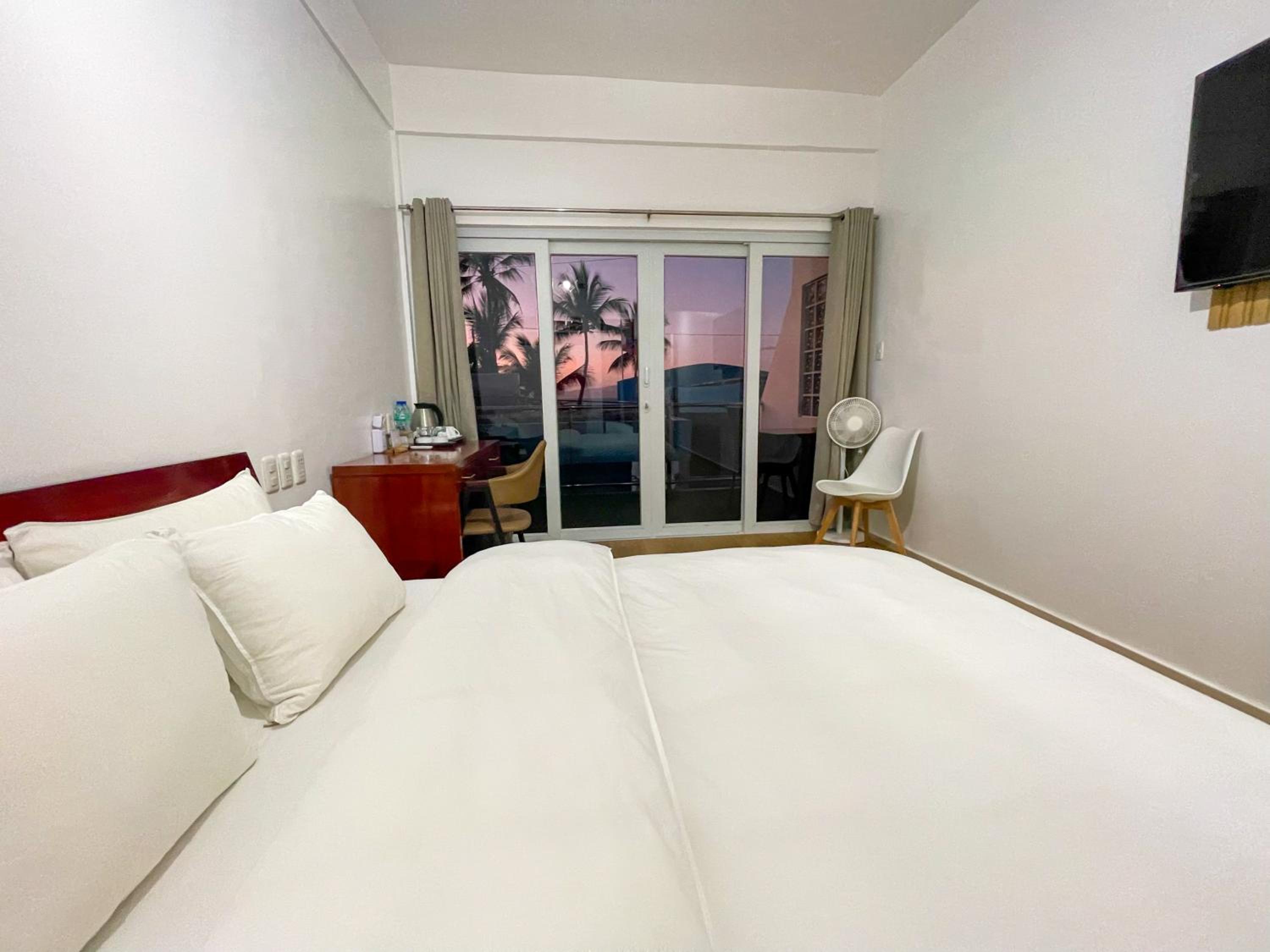 Deluxe Double Room with Side Sea View - Photo 9