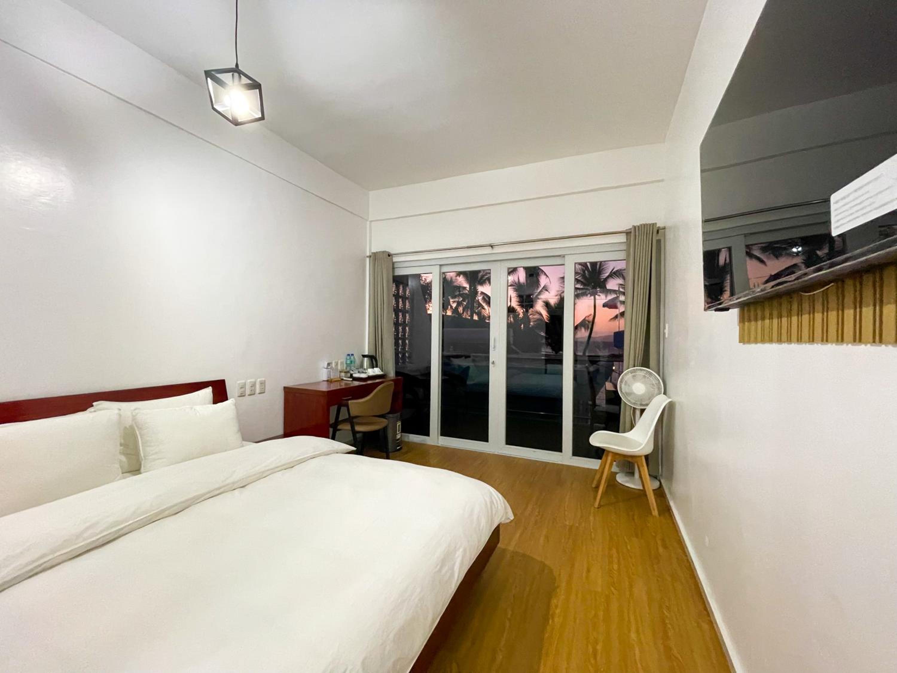 Deluxe Double Room with Side Sea View - Photo 5