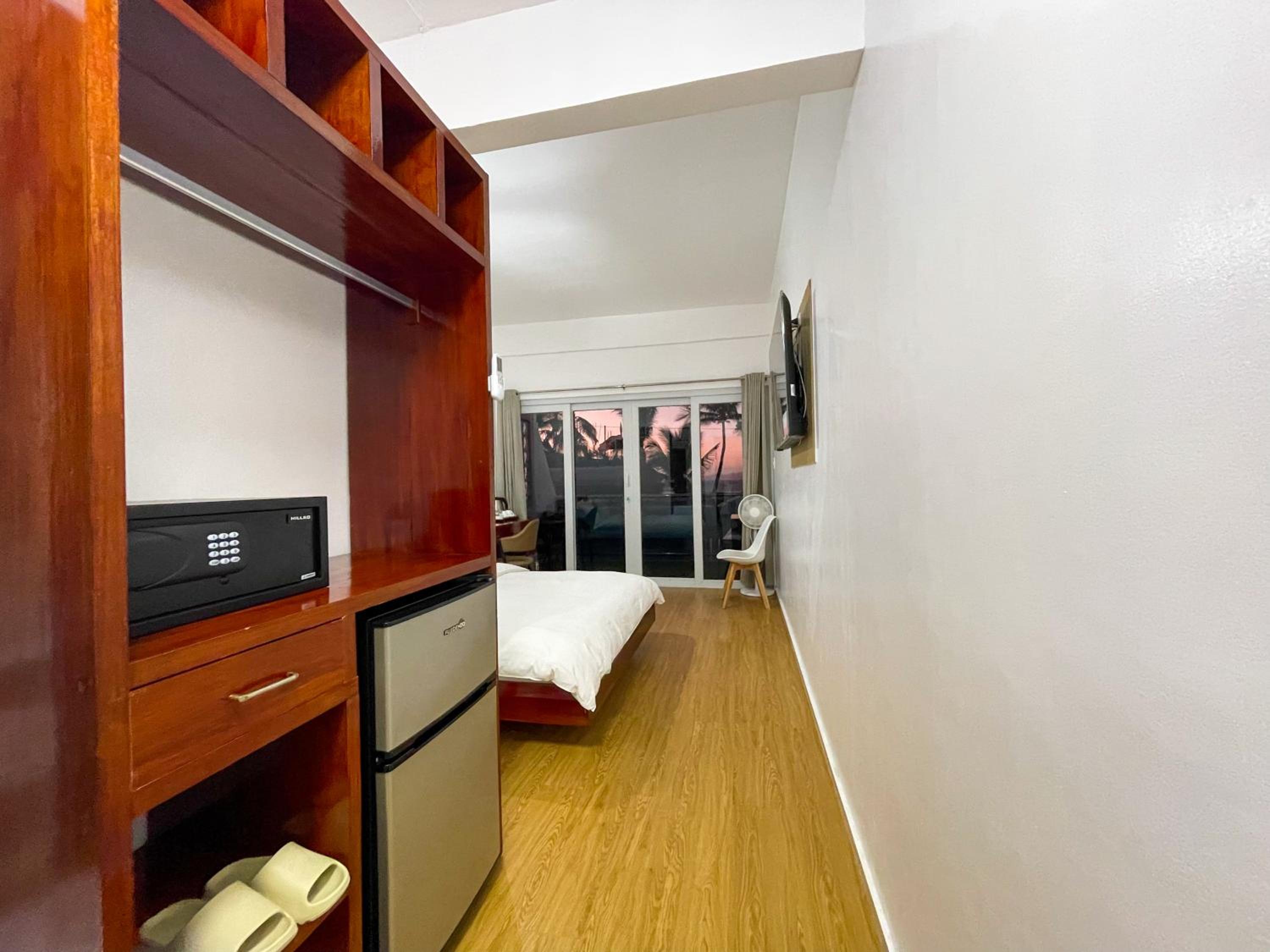 Deluxe Double Room with Side Sea View - Photo 6