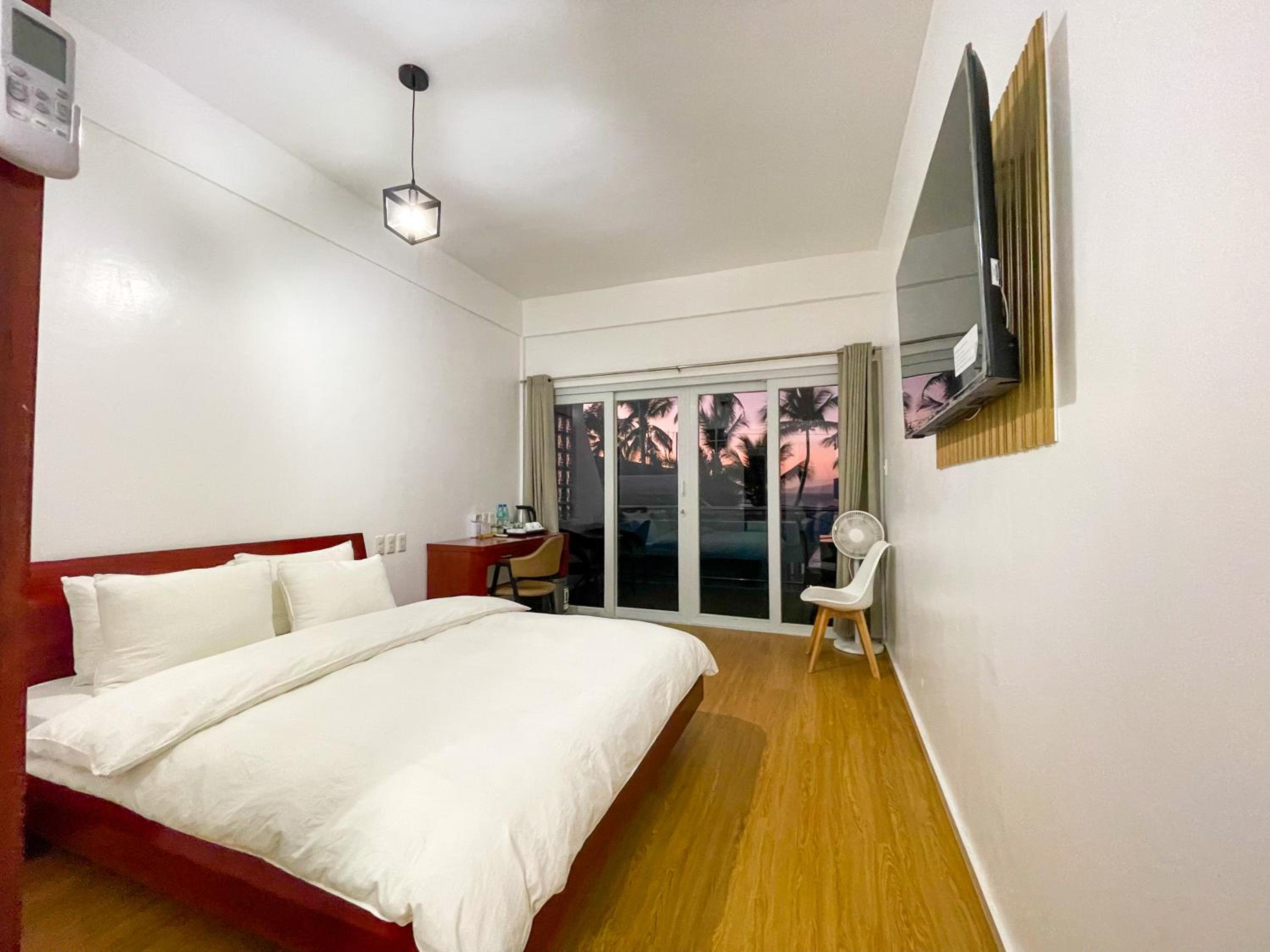 Deluxe Double Room with Side Sea View - Photo 7