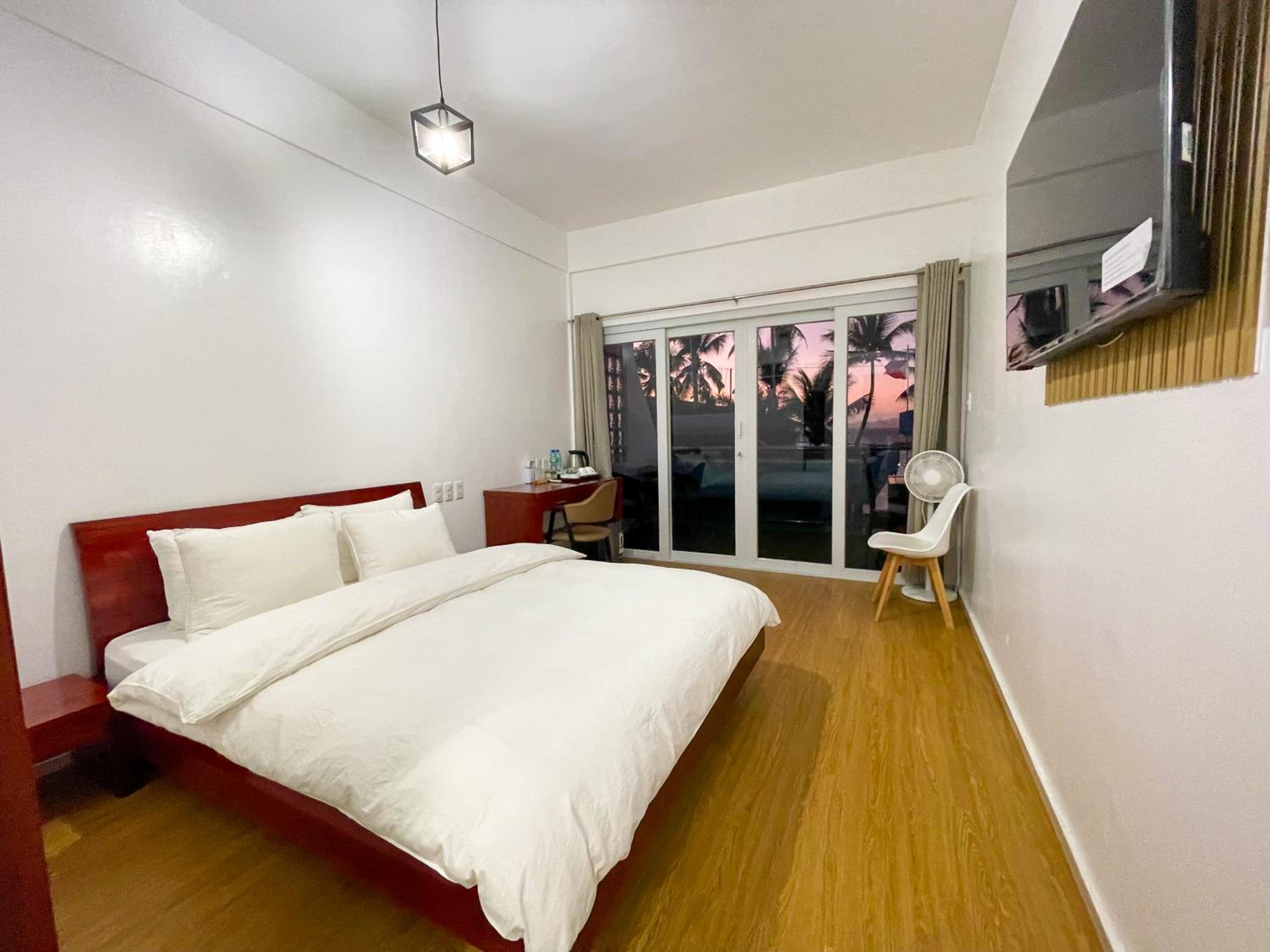 Deluxe Double Room with Side Sea View - Photo 1
