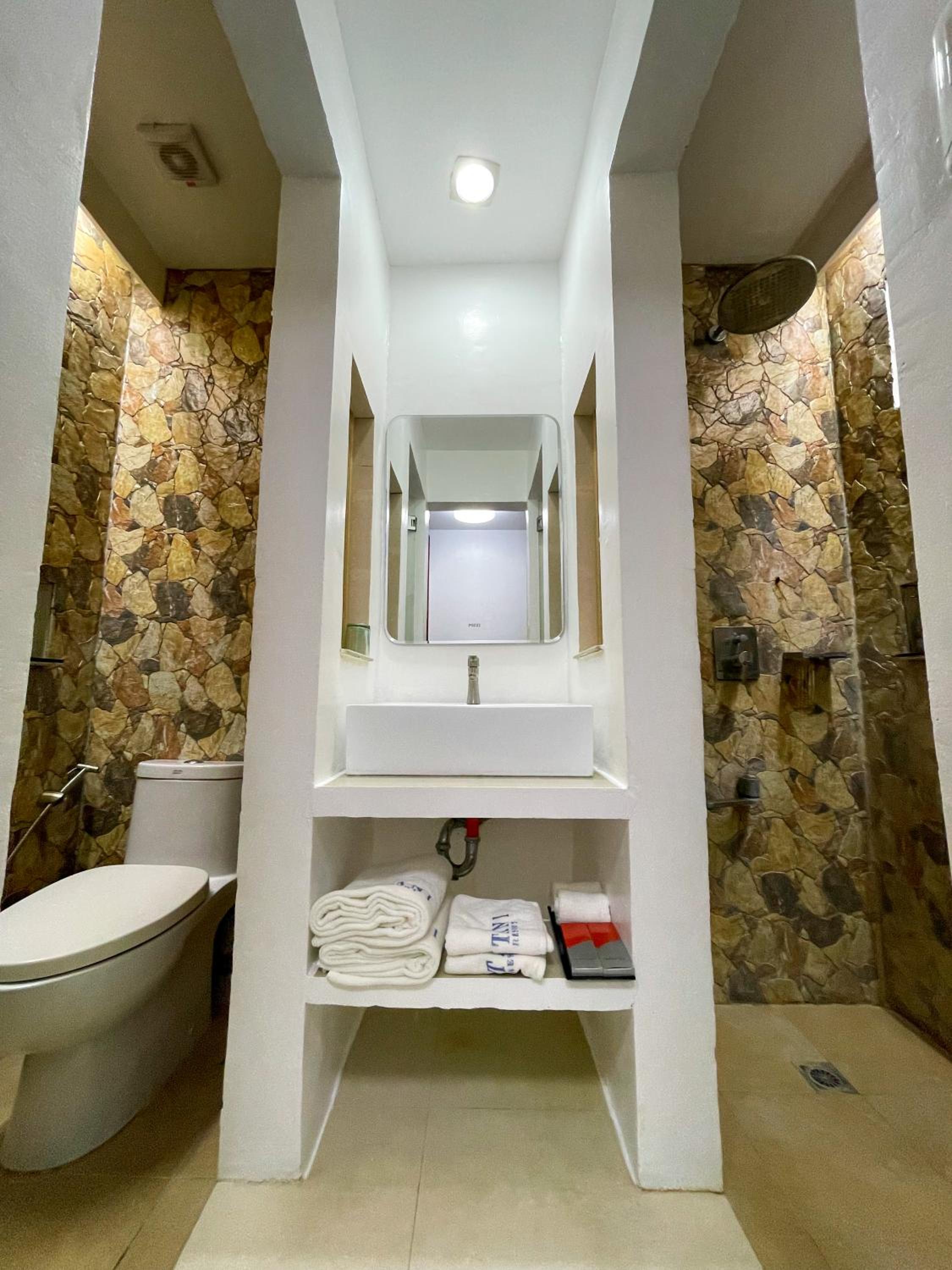 Deluxe Double Room with Side Sea View - Photo 2