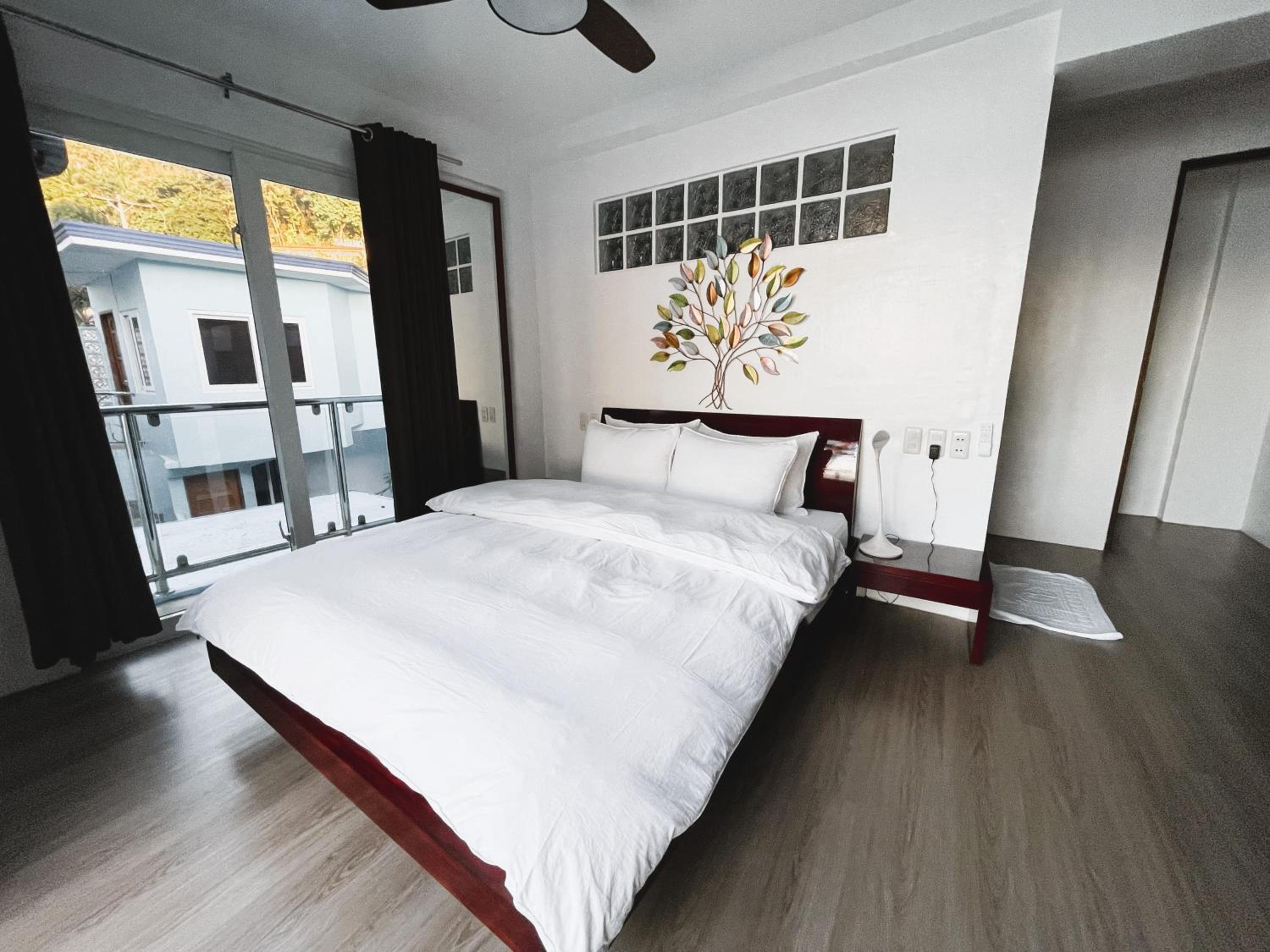 Deluxe King Room with Sea View photo 3