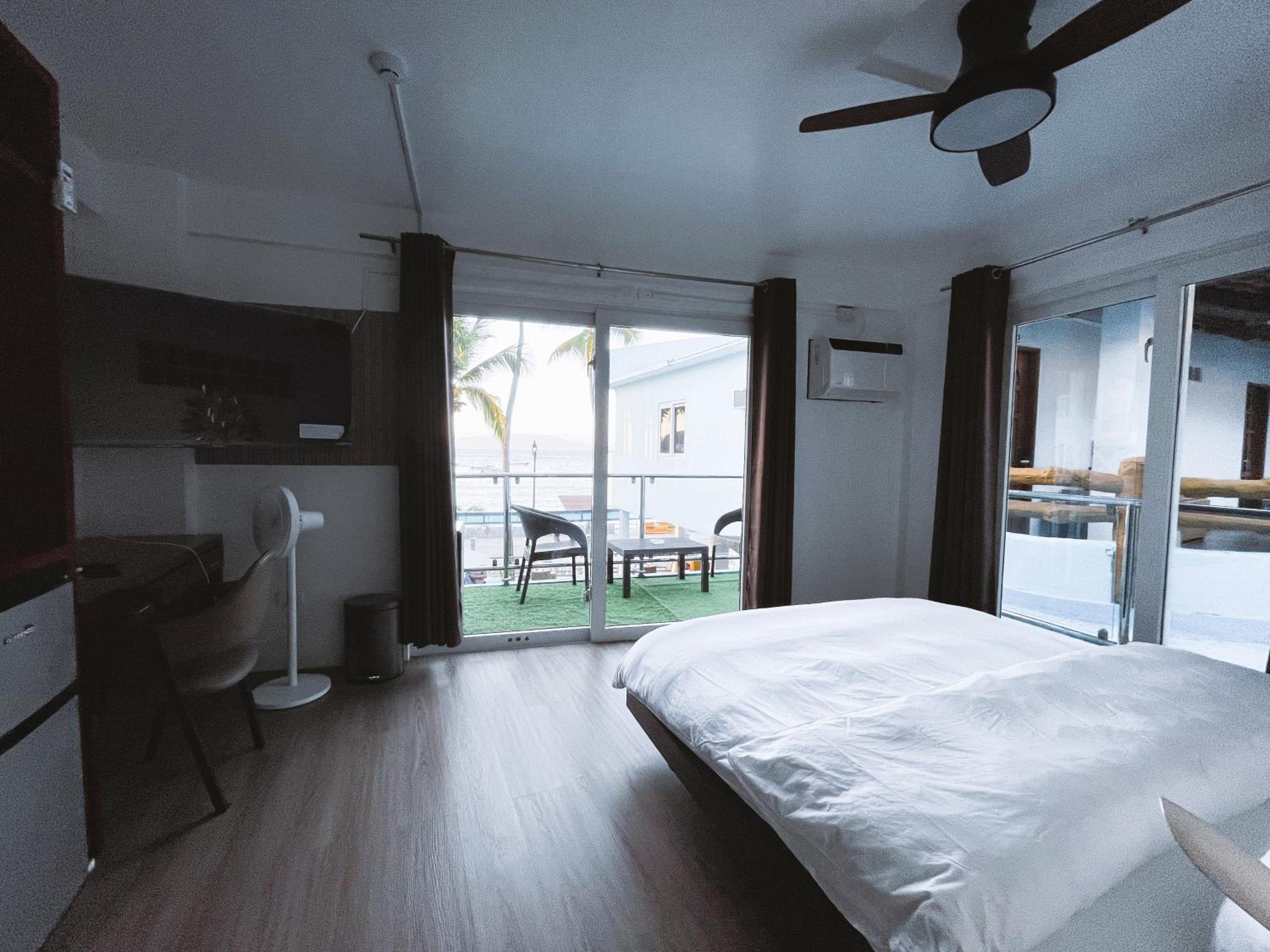 Deluxe King Room with Sea View photo 2