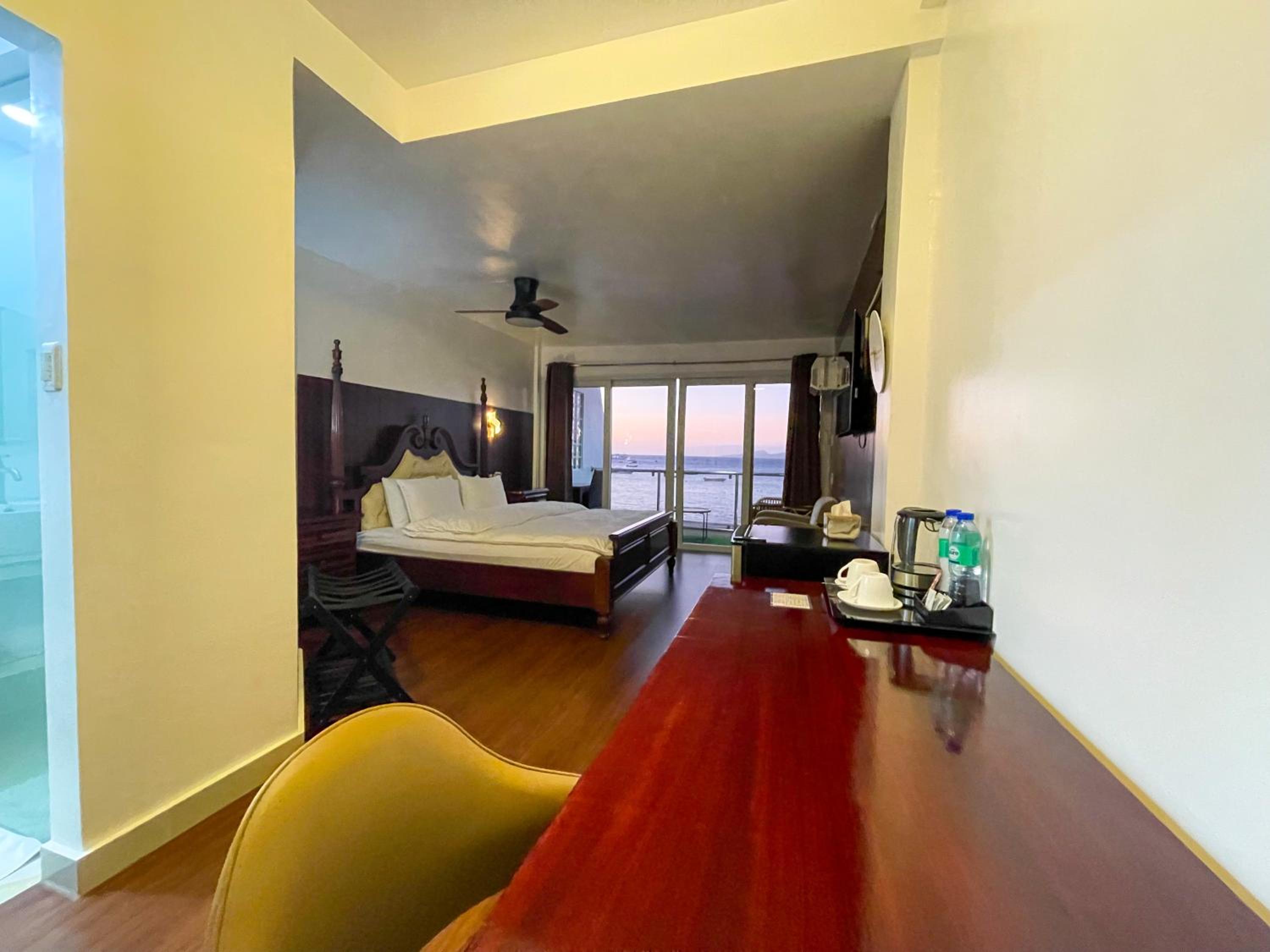 Queen Room with Sea View - Photo 4