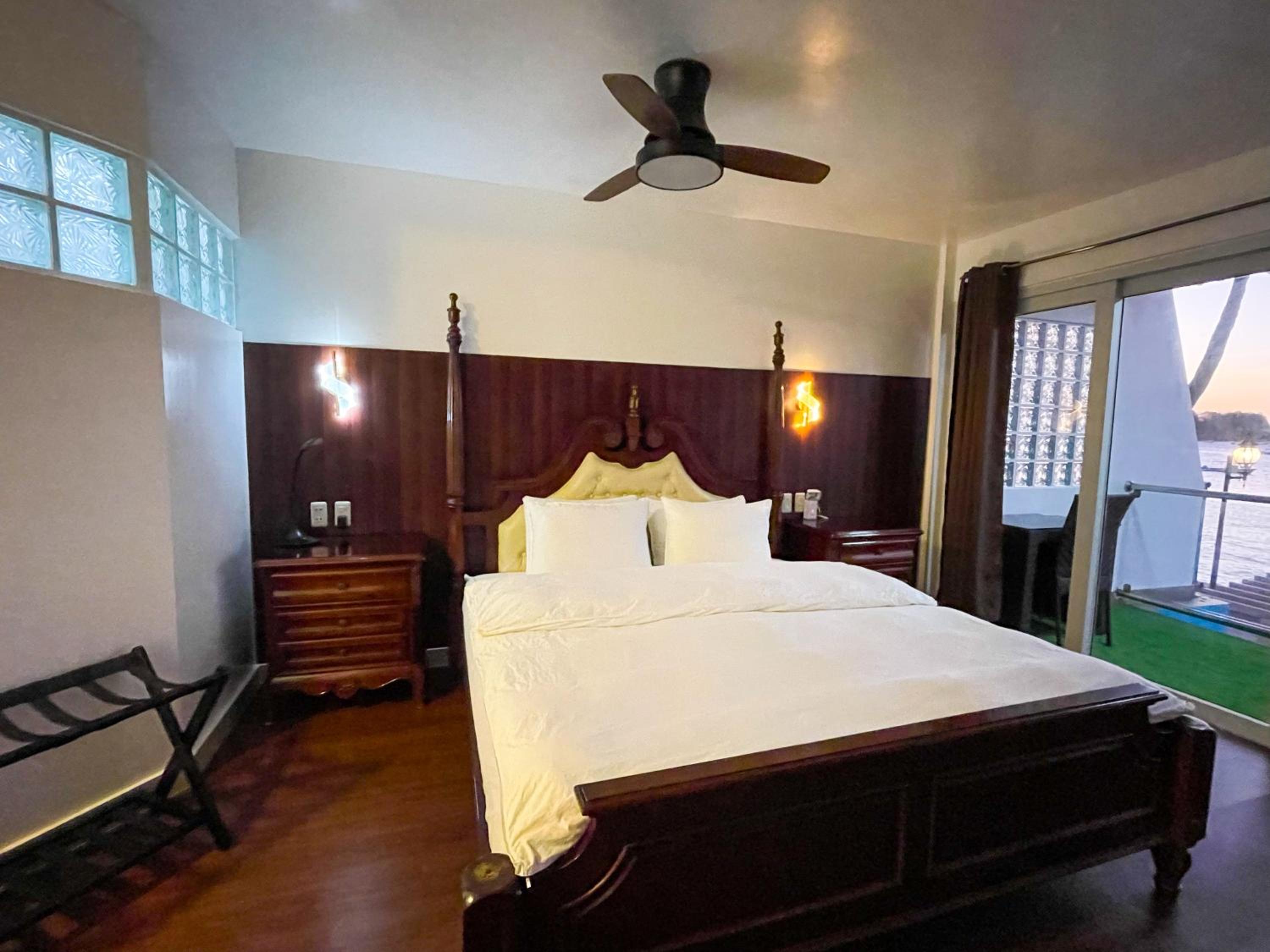 Queen Room with Sea View - Photo 3