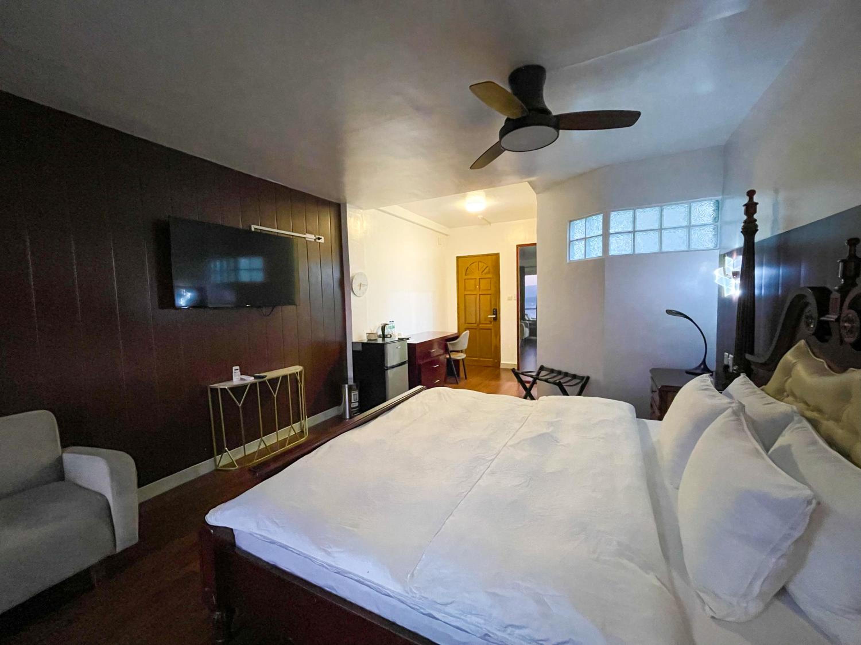 Queen Room with Sea View - Photo 9