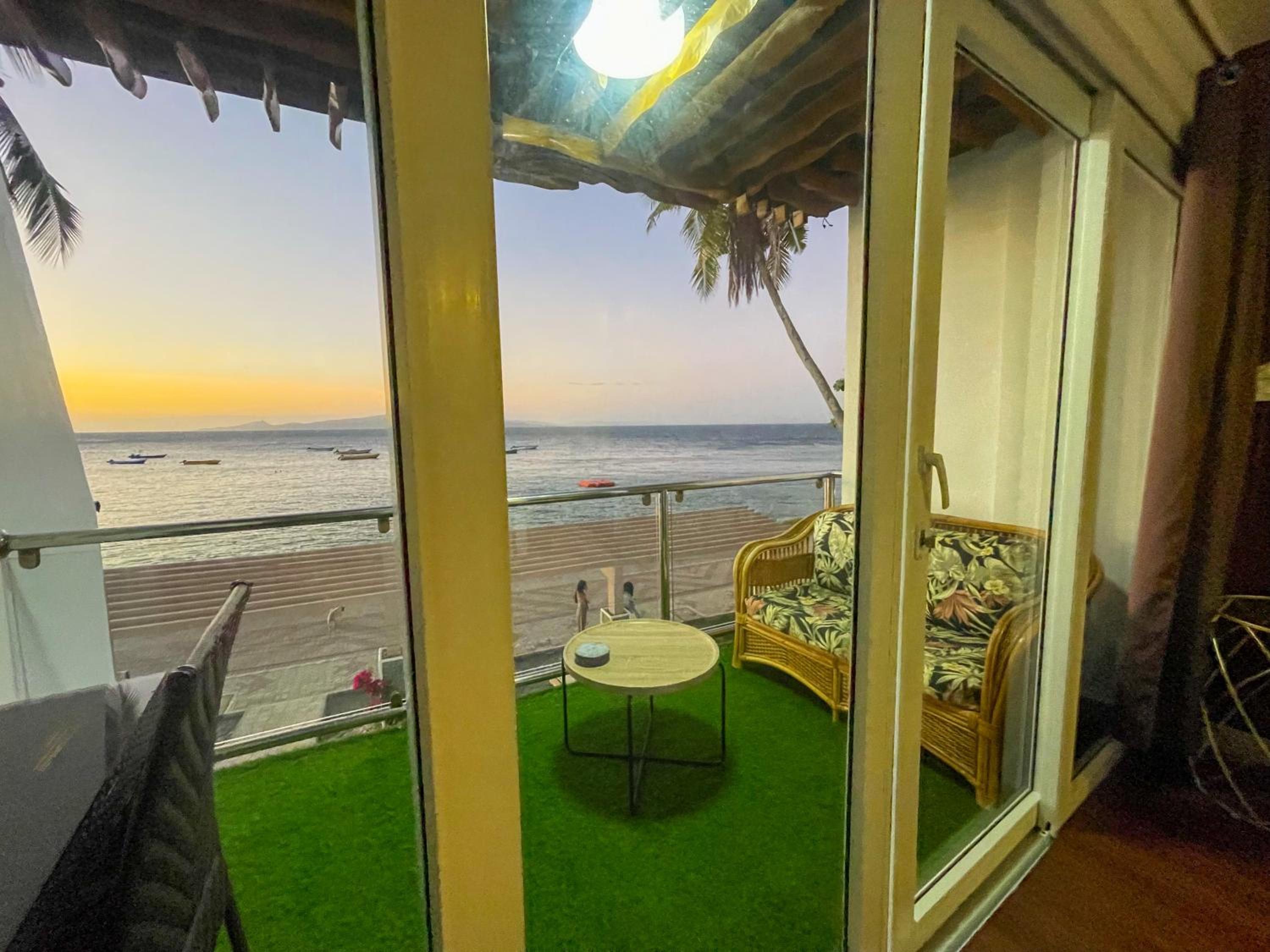 Queen Room with Sea View - Photo 7