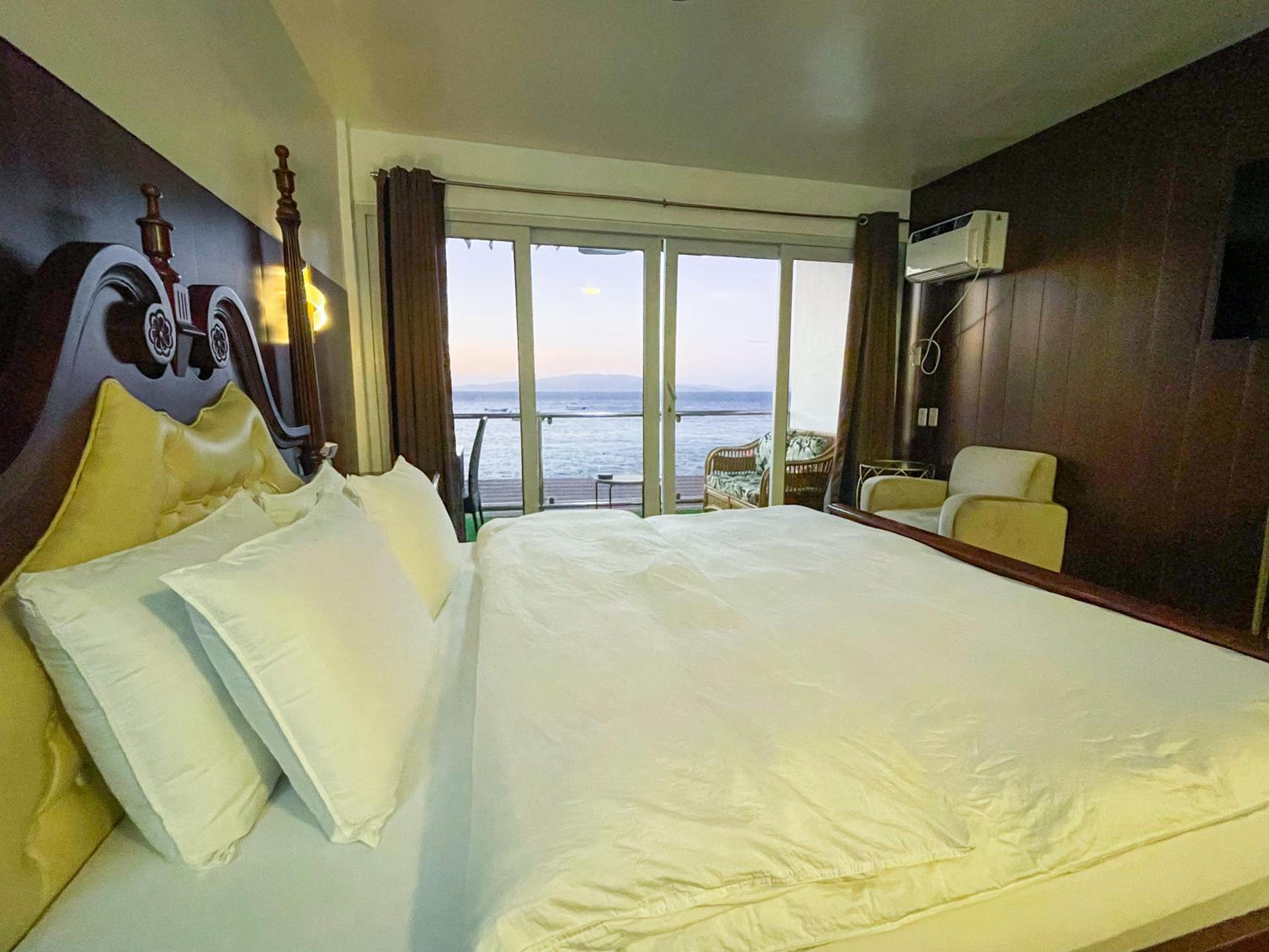 Queen Room with Sea View - Photo 5