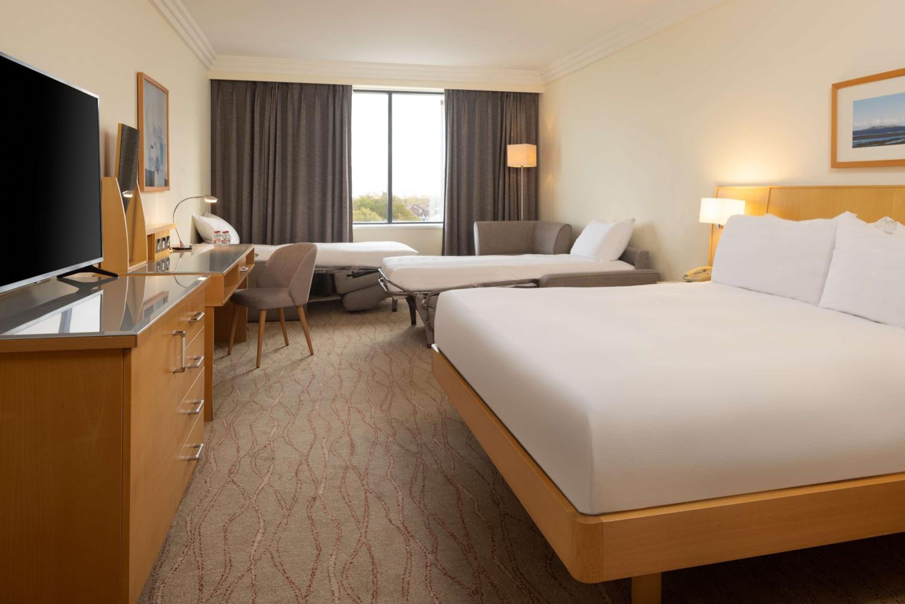 King Room with two single sofa beds - Photo 4