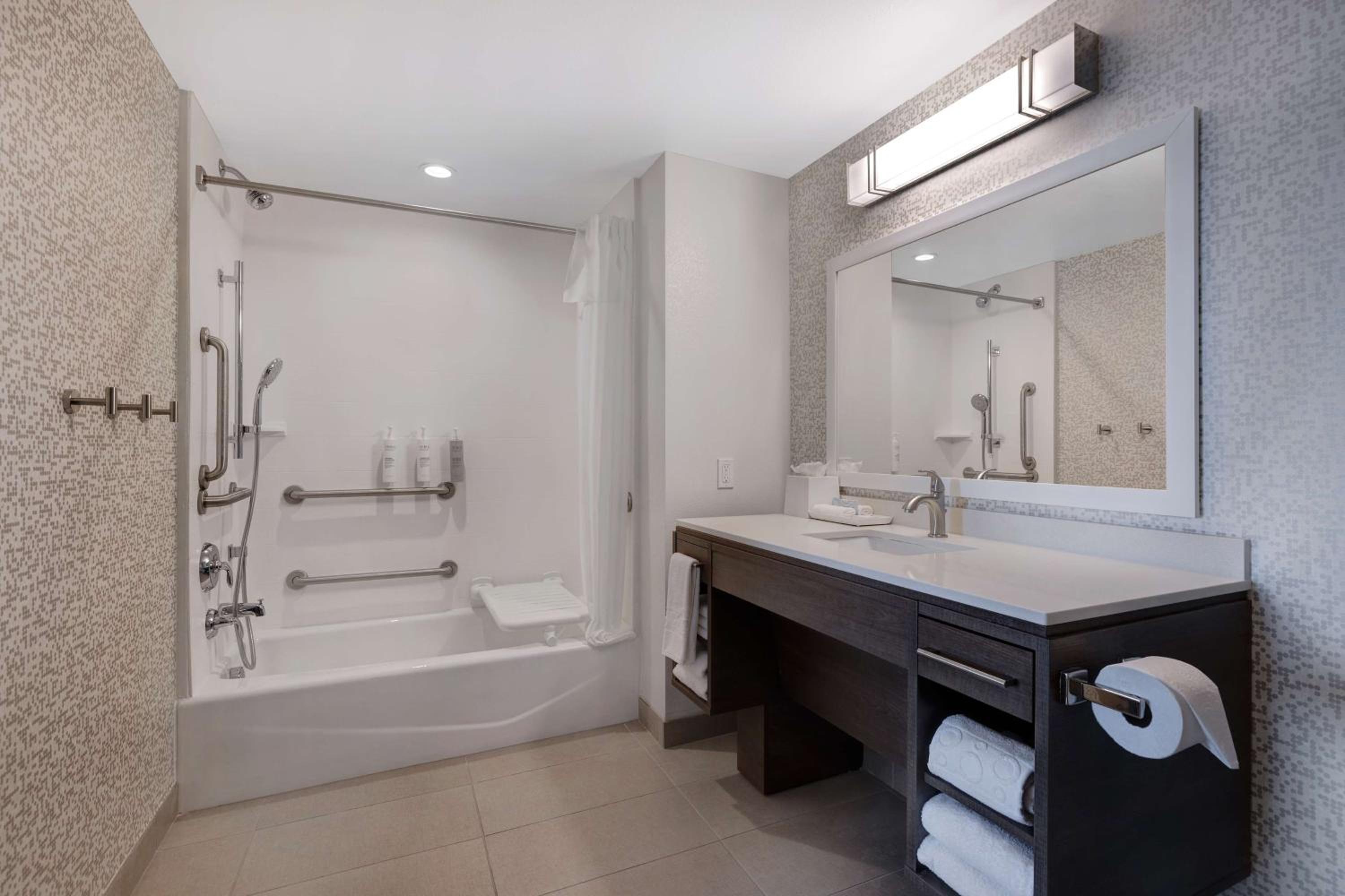 King Room with Bath Tub - Disability Access/Non-Smoking  - Photo 2