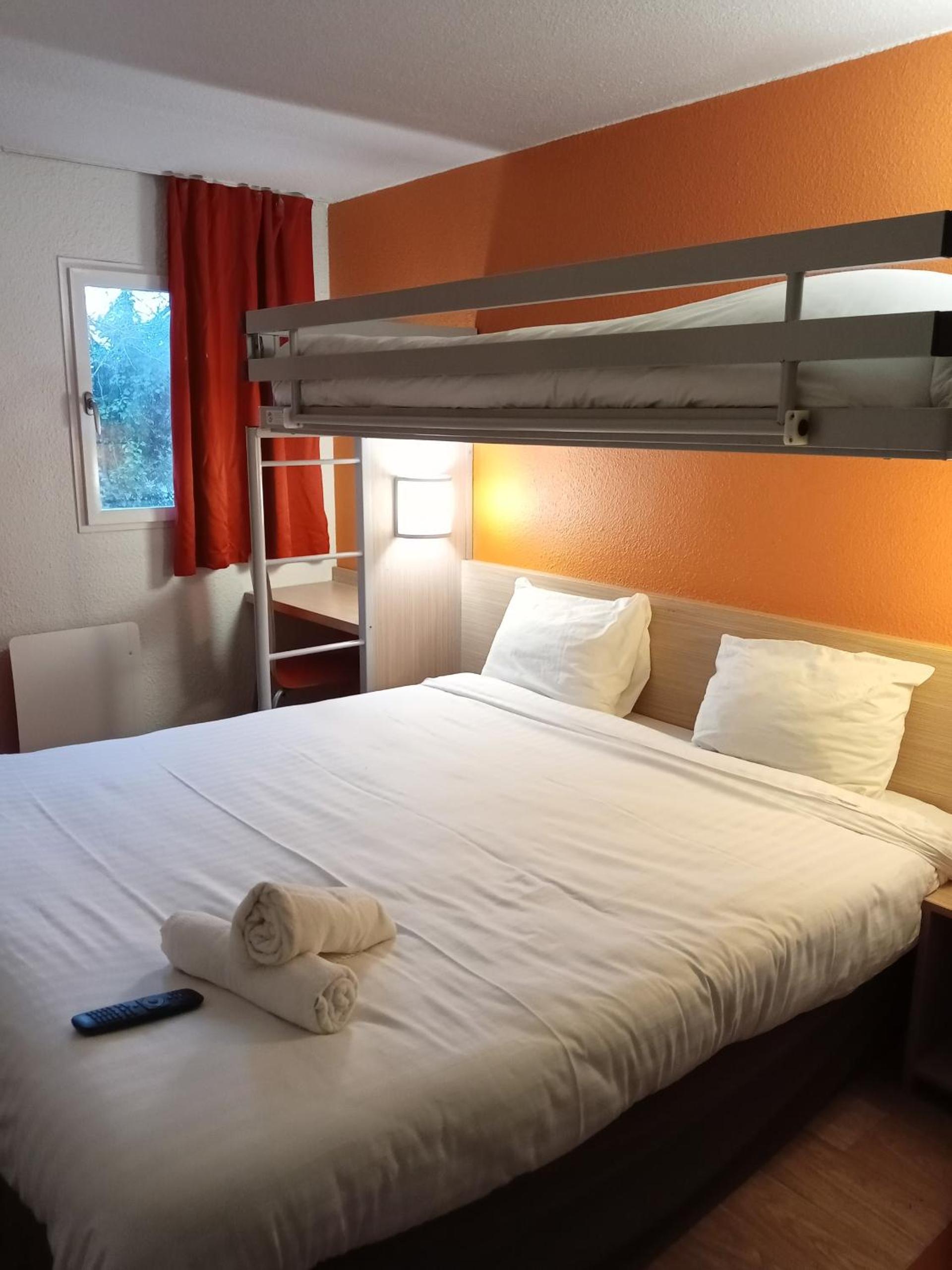 Triple Room (1 Double Bed + 1 Single Bed) photo 2