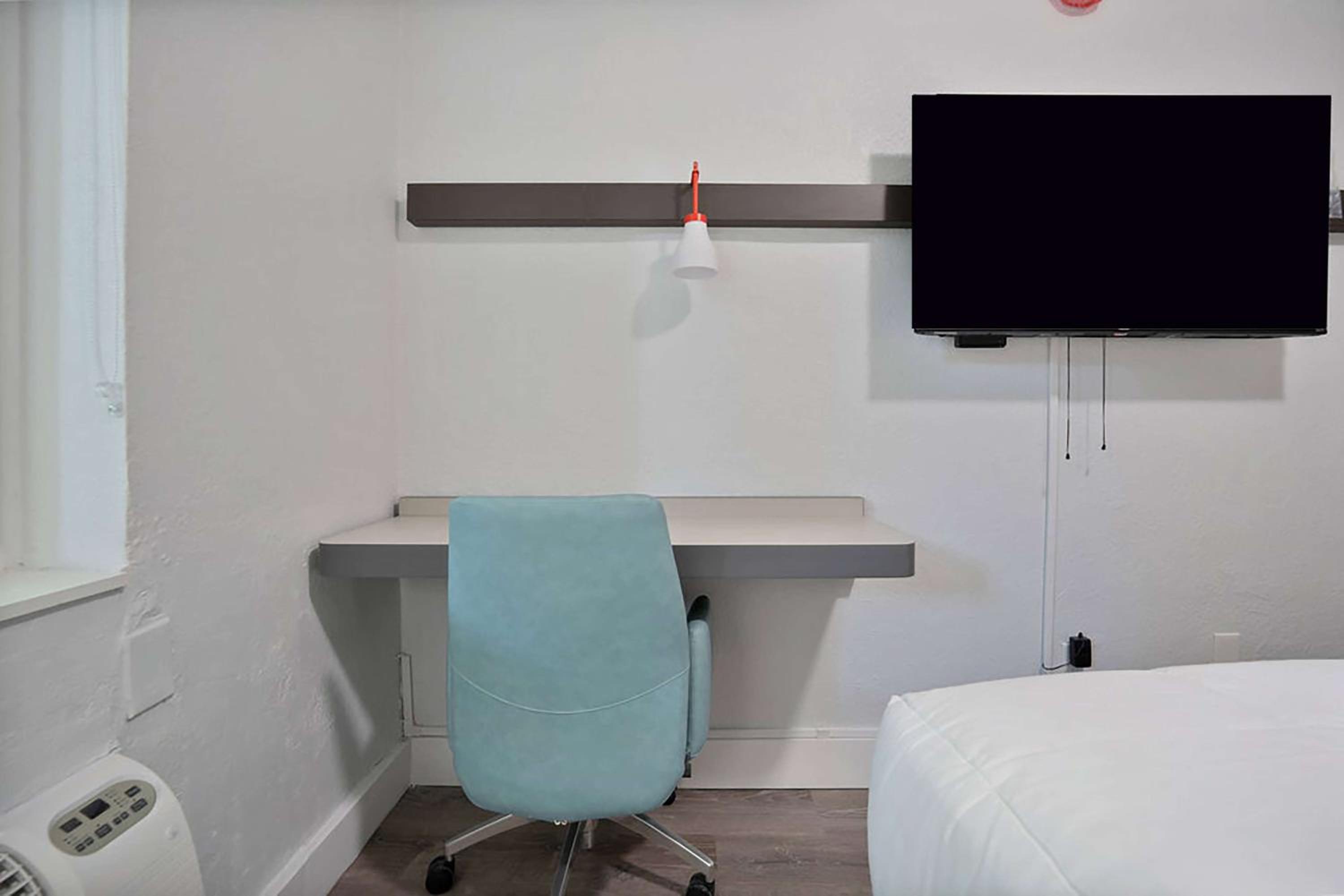 King Room - Non-Smoking - Photo 2