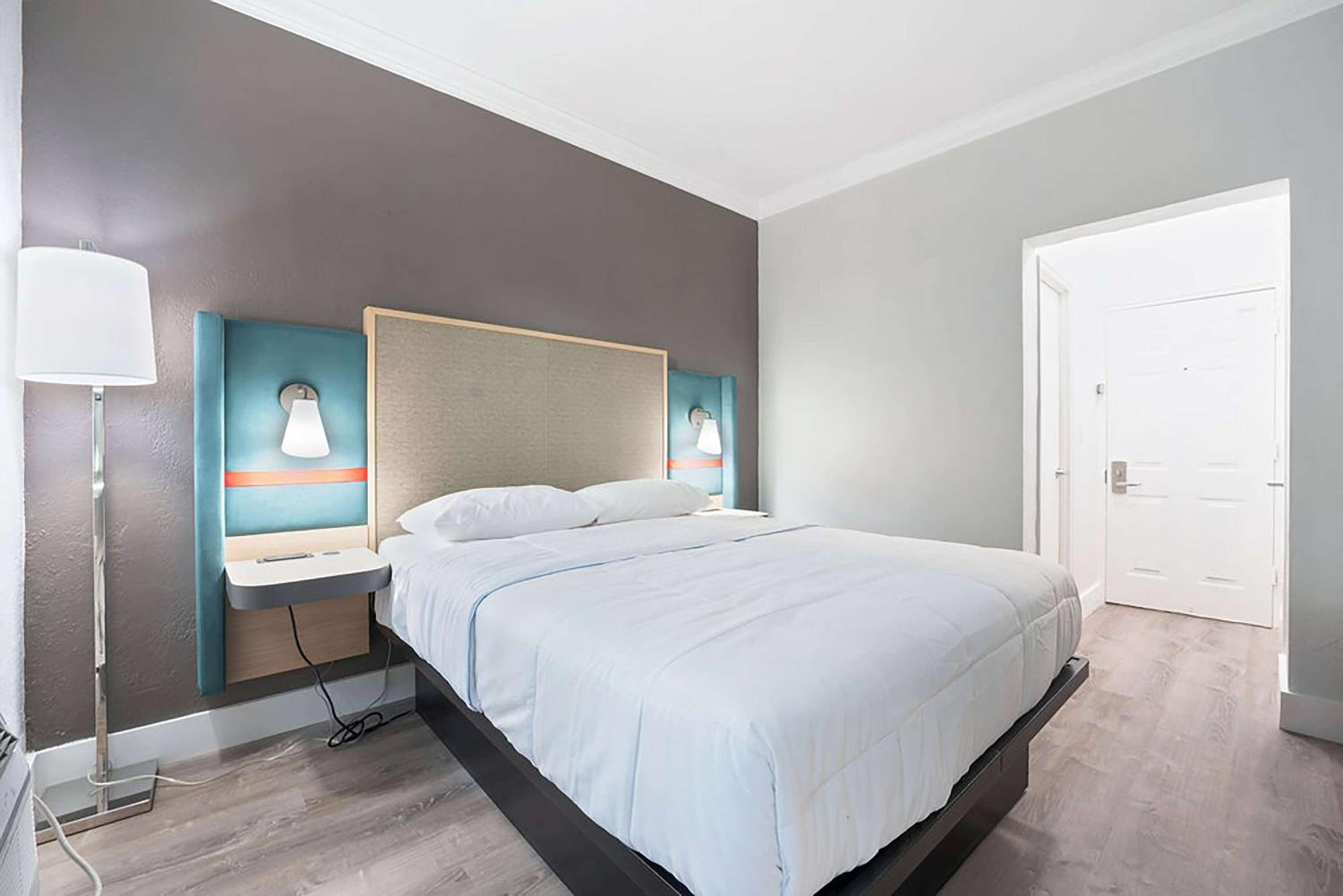 Queen Room with Roll In Shower - Mobility/Hearing Accessible - Non-Smoking - Photo 1