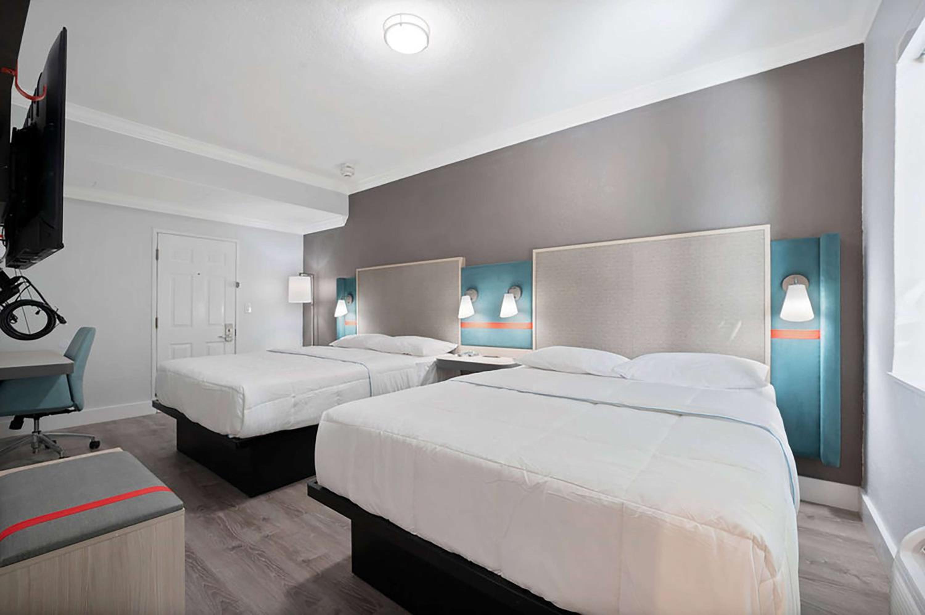 Queen Room with Two Queen Beds - Non-Smoking - Photo 1