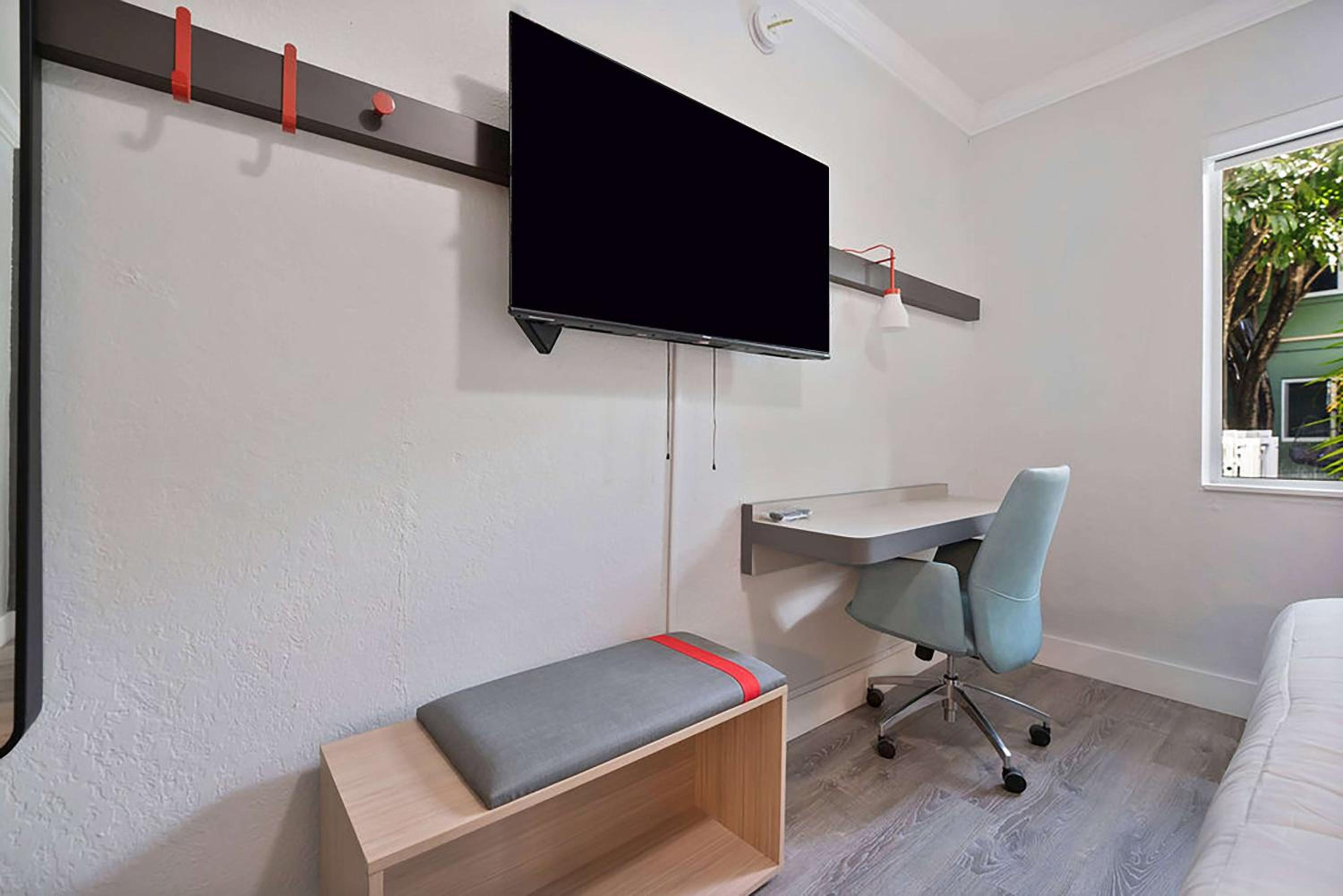 King Room - Non-Smoking - Photo 3