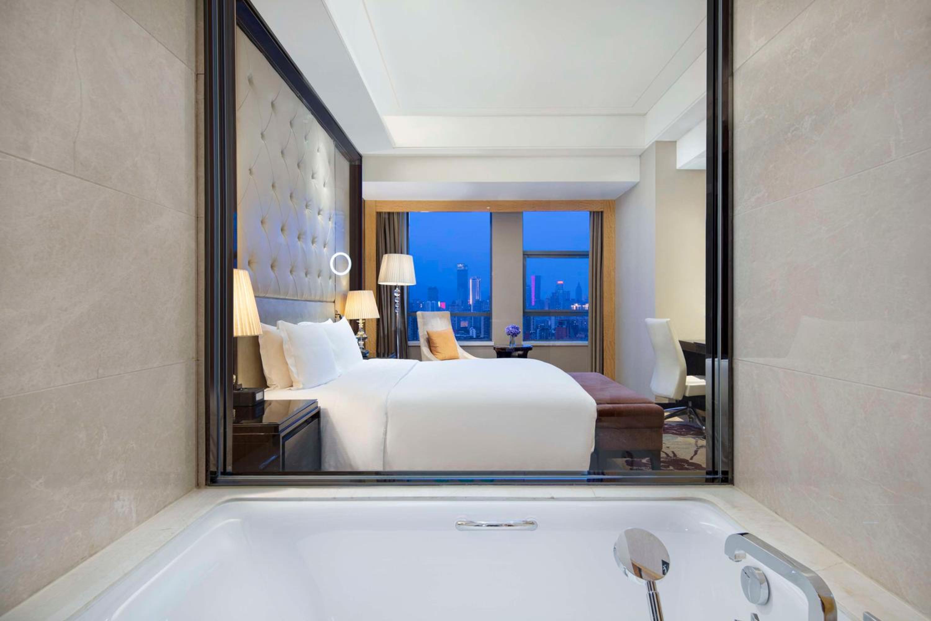 Executive King Room with Access to Executive Lounge - Photo 3