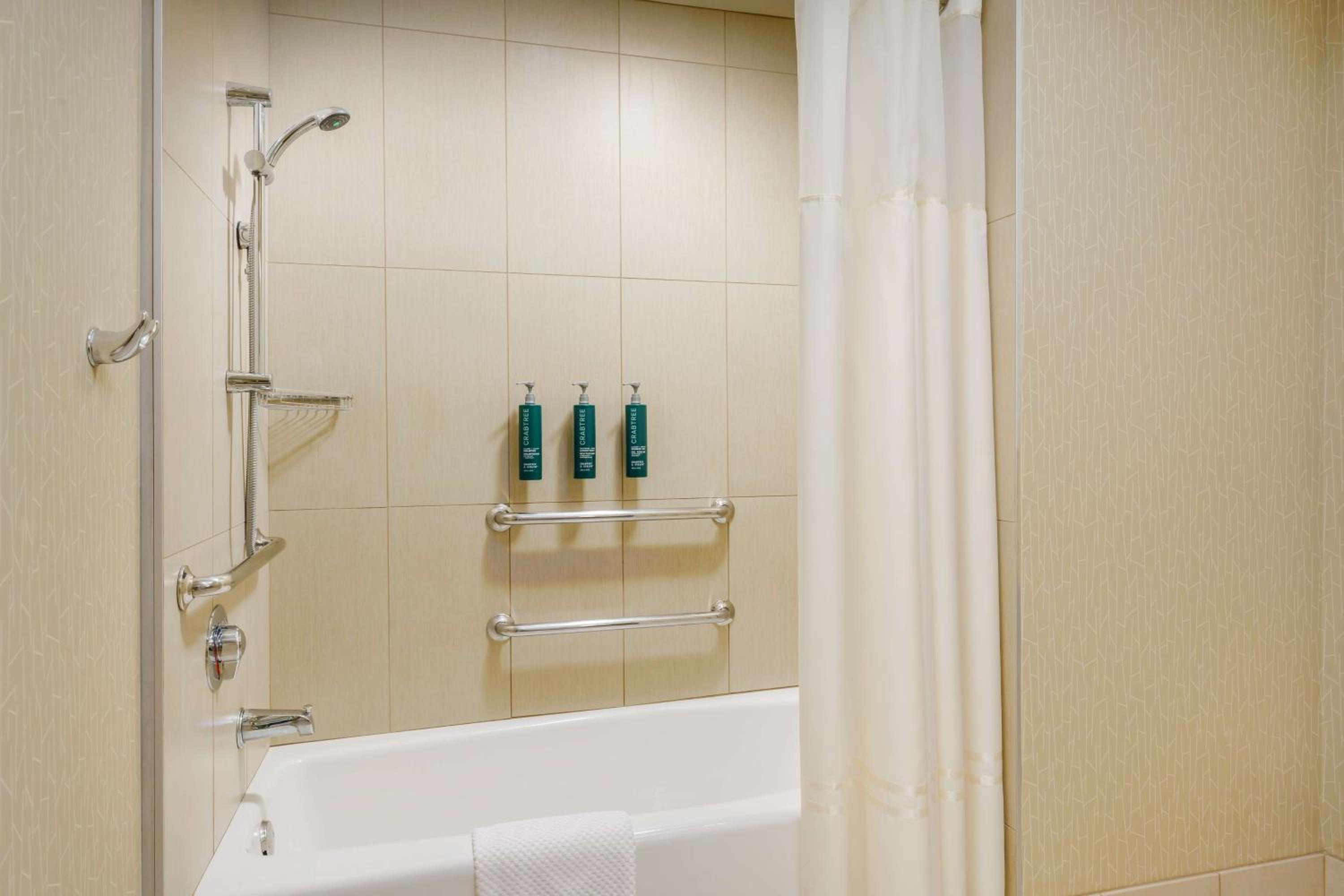 King Room with Bath Tub - Mobility Access - Photo 4