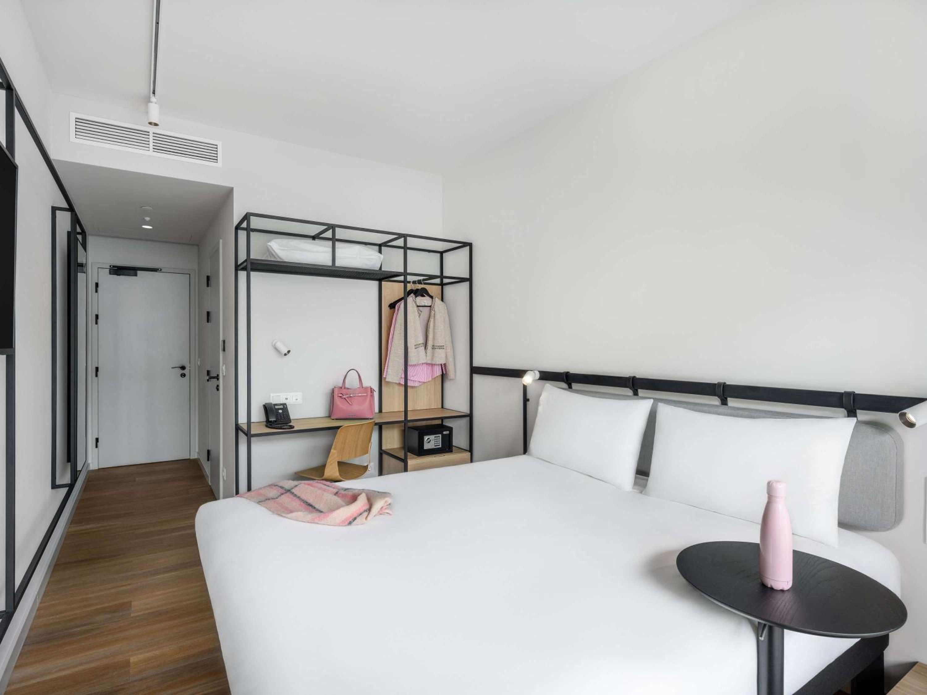 Standard Double Room with Balcony - Photo 2