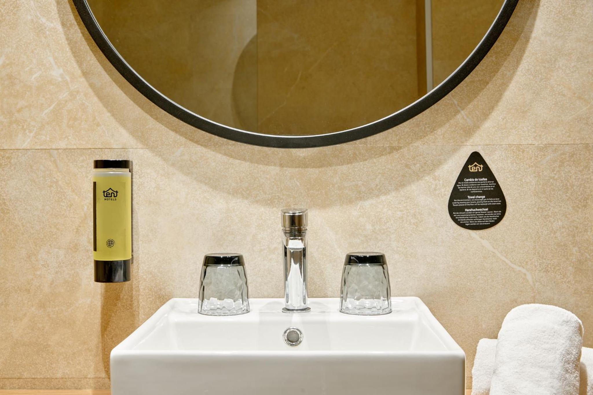 Double Room  - Unlimited Brunch (2 Adults + 1 Child) - Photo 3