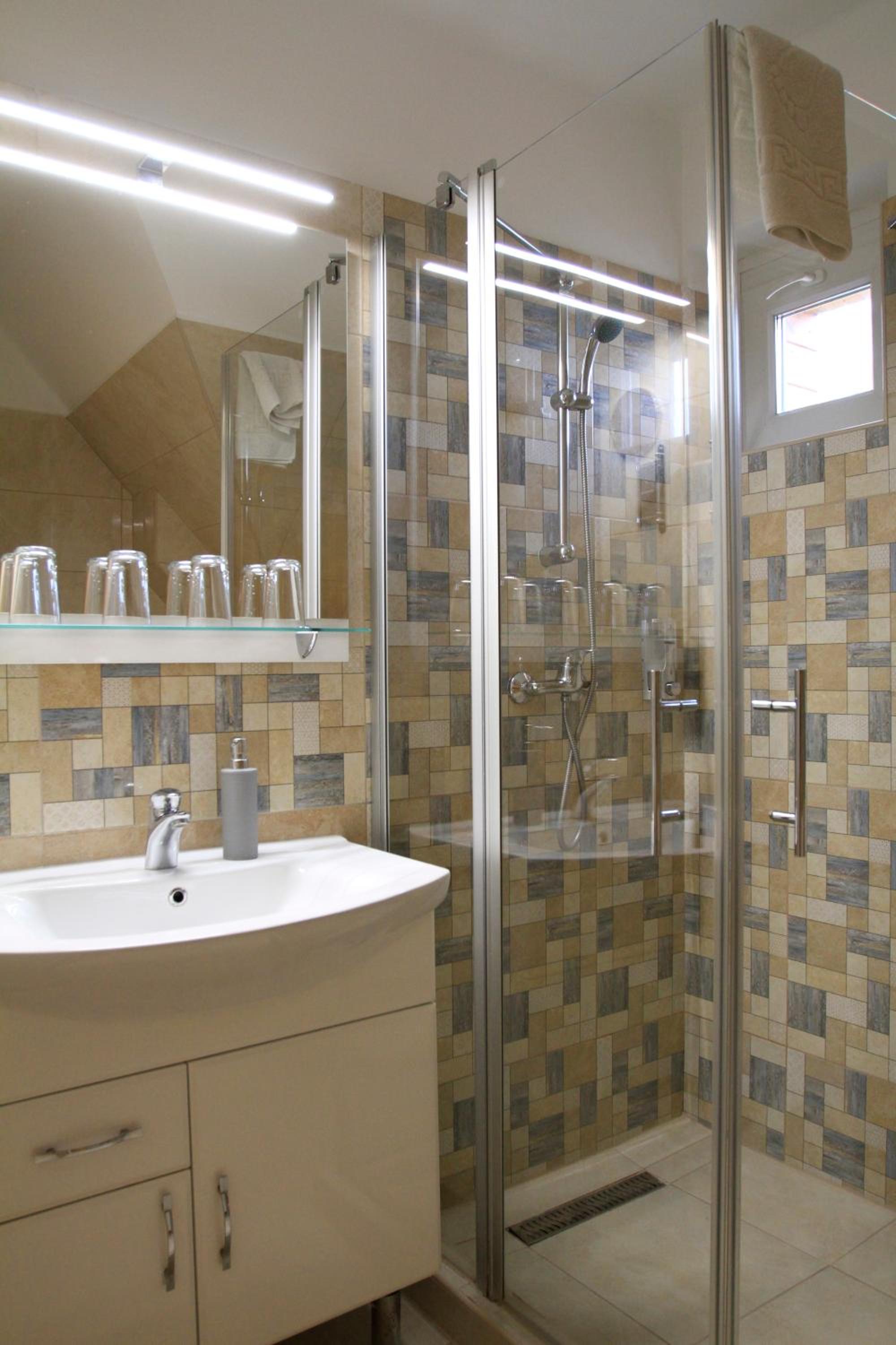 Quadruple Room - Photo 7