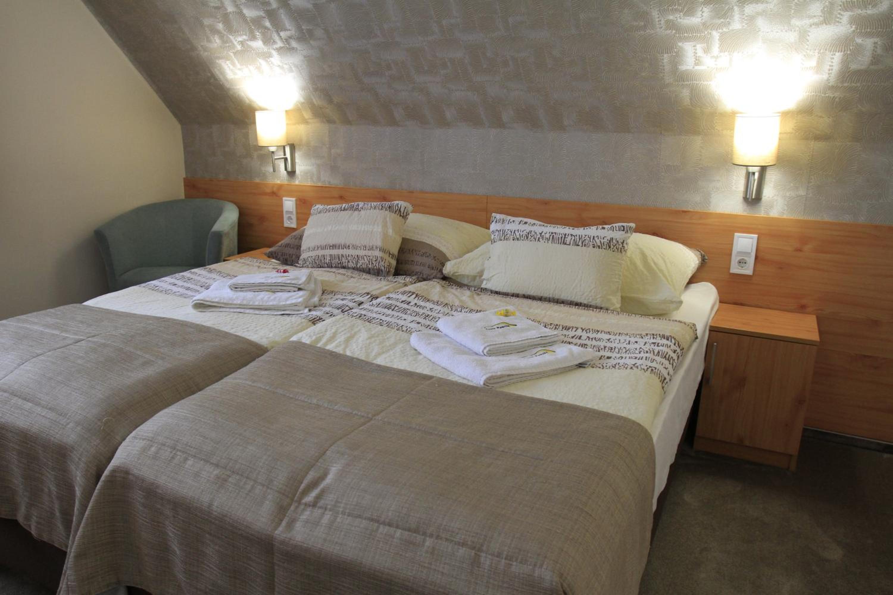 Standard Twin Room - Photo 11