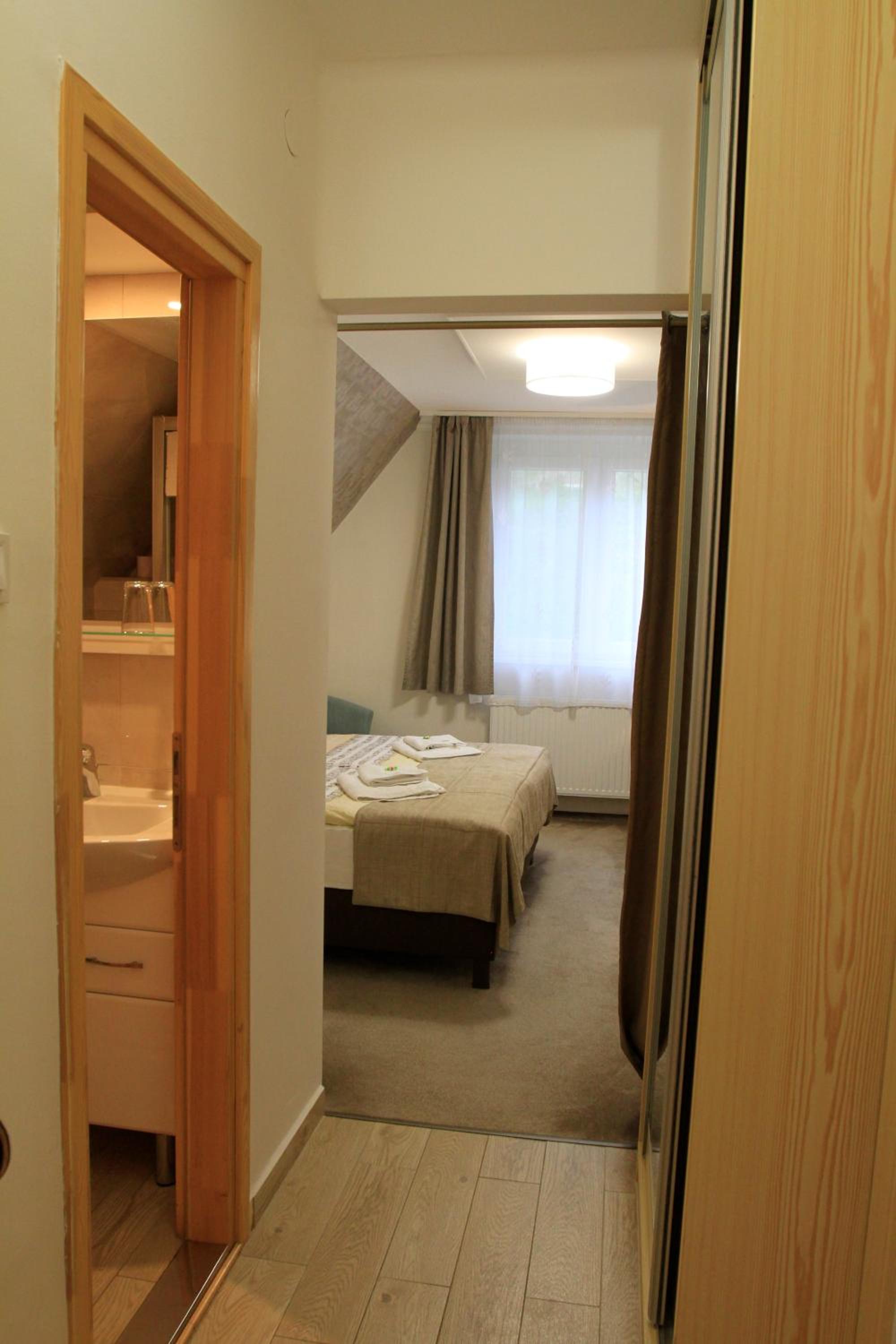 Standard Twin Room - Photo 13