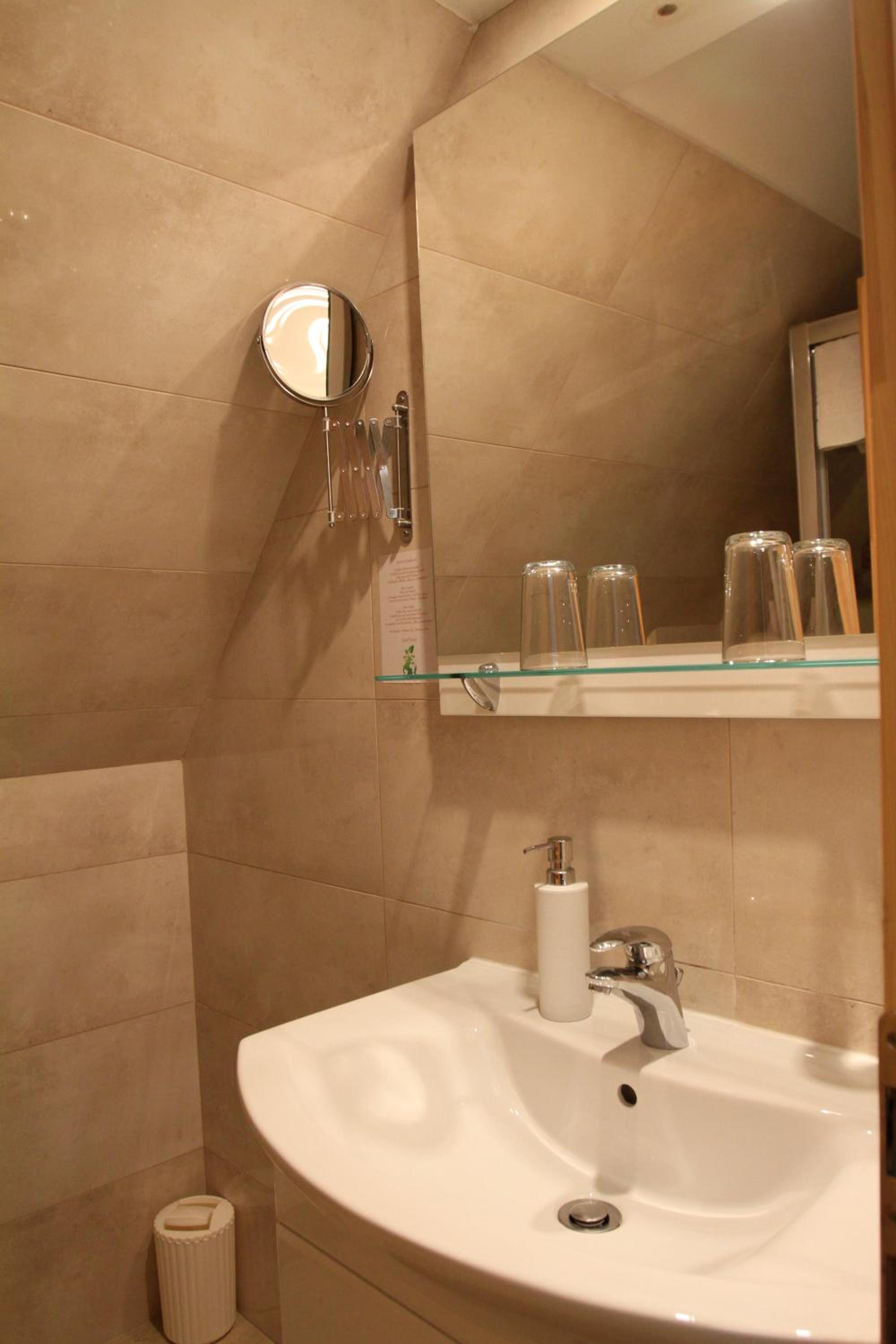 Standard Twin Room - Photo 14