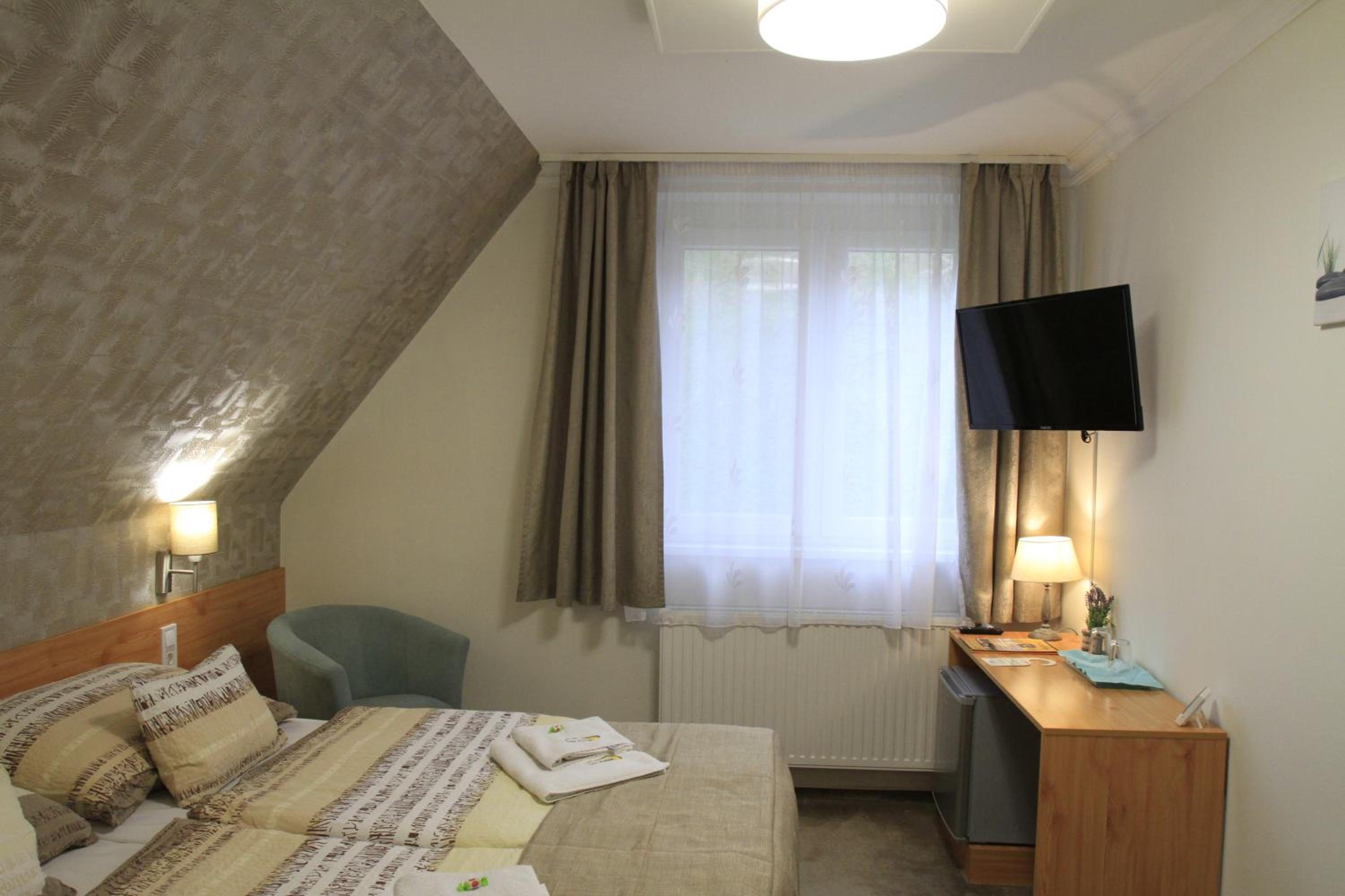 Standard Twin Room - Photo 15
