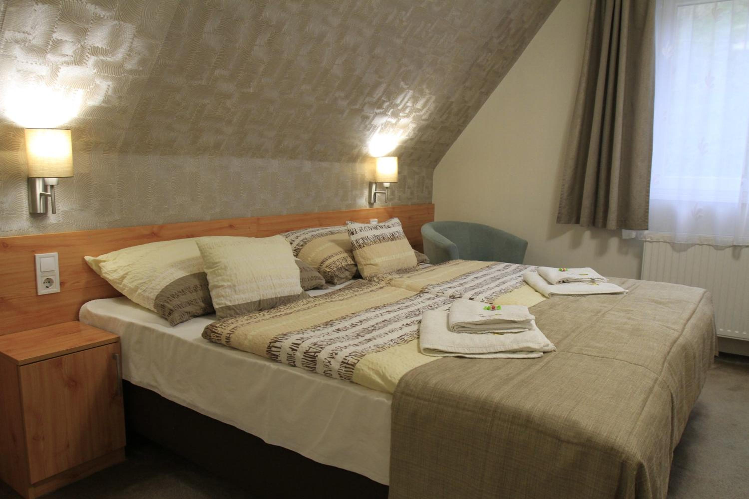 Standard Twin Room - Photo 16