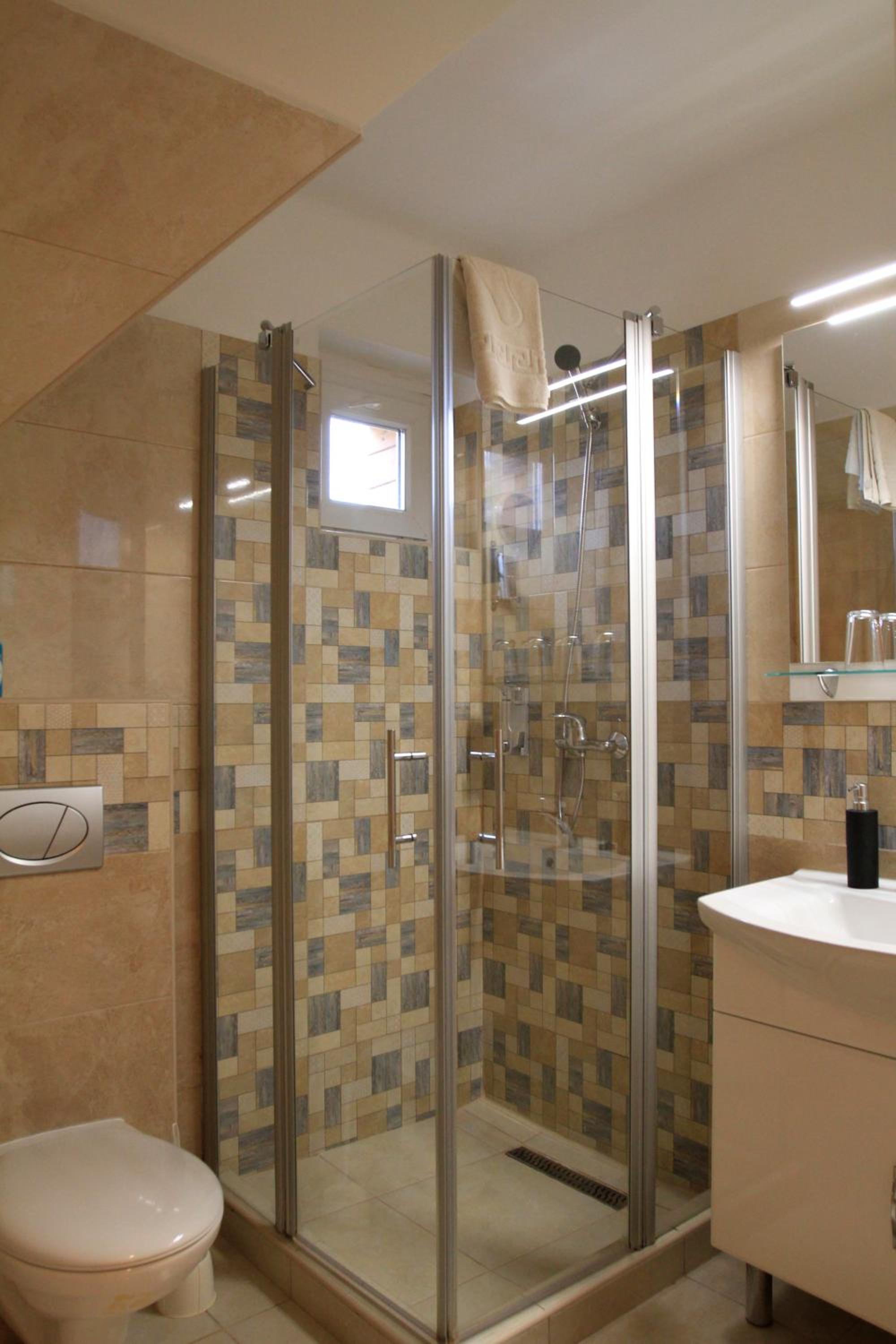 Quadruple Room - Photo 11